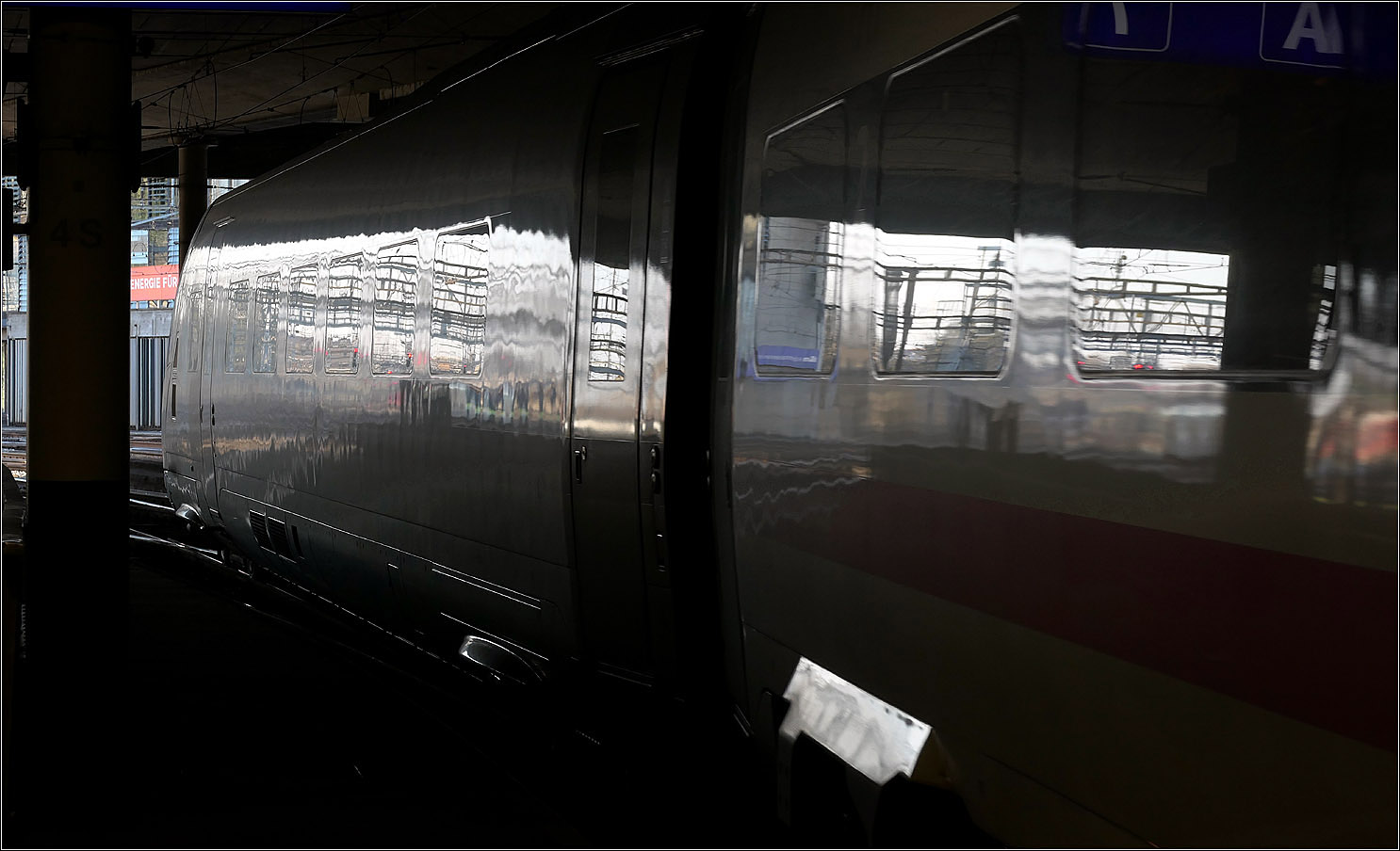 Der Bahnhof Bern - 

Eine kleine Serie mit der Einfahrt eines ICE 4 in den Berner Bahnhof.

Auch der hintere Zugteil des ICE 4 ist in den Schatten des Bahnhofes gefahren und hat damit seine Farbe verloren und ersetzt durch Spiegelungen des hellen Gleisvorfeldes.

07.03.2025