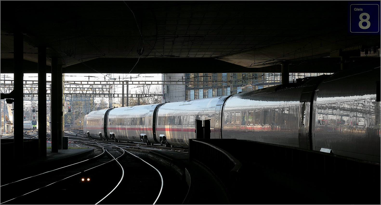 Der Bahnhof Bern - 

Eine kleine Serie mit der Einfahrt eines ICE 4 in den Berner Bahnhof.

Noch befindet sich der hintere Zugteil im hellen, während der größte Teil des ICE 4 schon im Halbdunkel des Bahnhofes ist. Hinten ist schon wieder ein BLS-Flirt 4-Triebzug auf dem viergleisigen Lorraineviadukt zu sehen.

07.03.2025