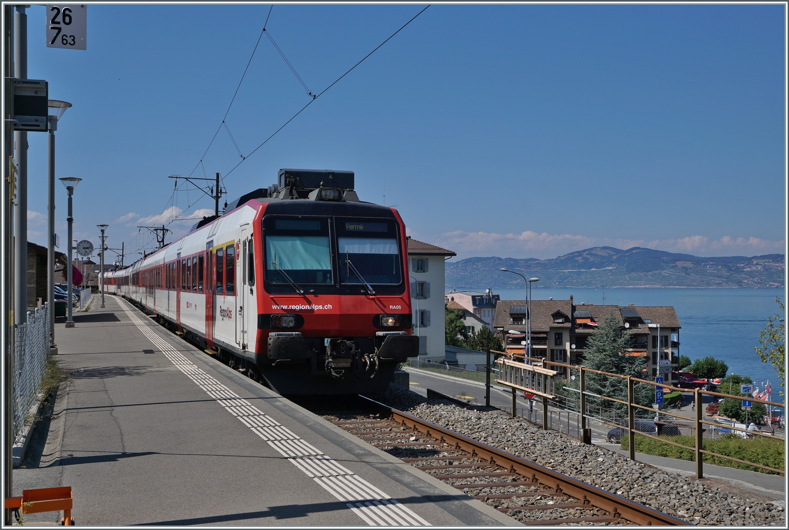 Der  Bahnhof  von St-Gingolph bietet einen schöne Blick über den Ort und den Genfersee. Ein RegionAlpes RBDe 560 wartet auf die Abfahrt nach Brig.

 16. Aug. 2022  