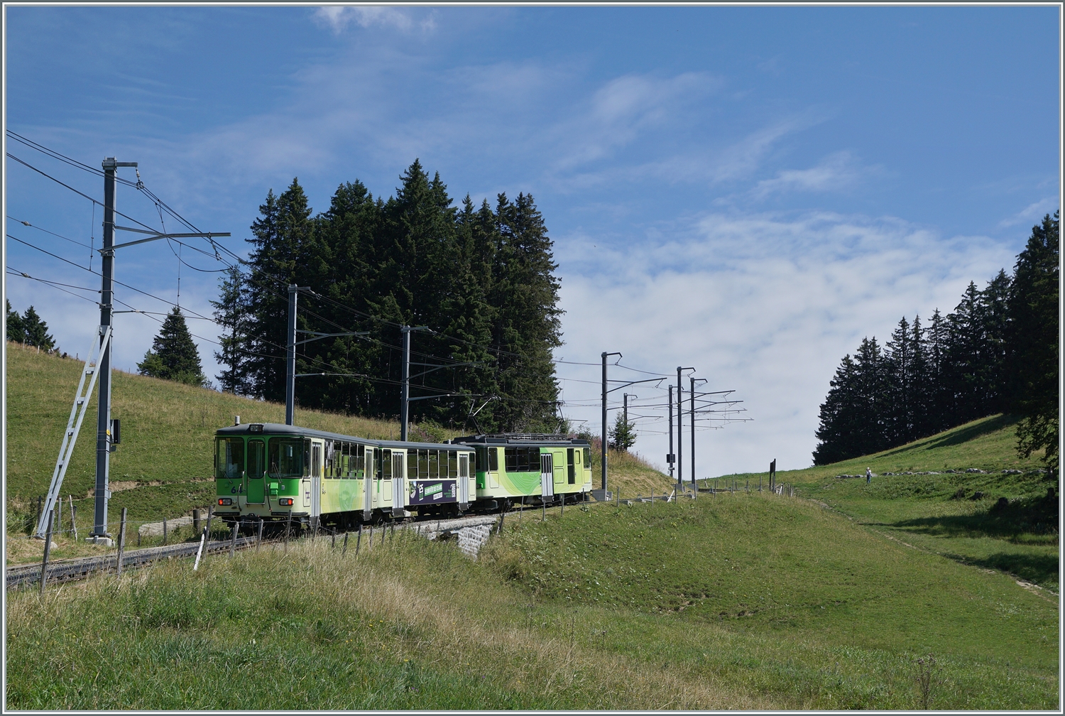 Der BDeh 4/4 N° 82 mit zwei Beiwagen, davon der Bt 64 am Schluss ist bei Col de Soud auf dem weg in Richtung Col de Bretaye.

19. August 2023