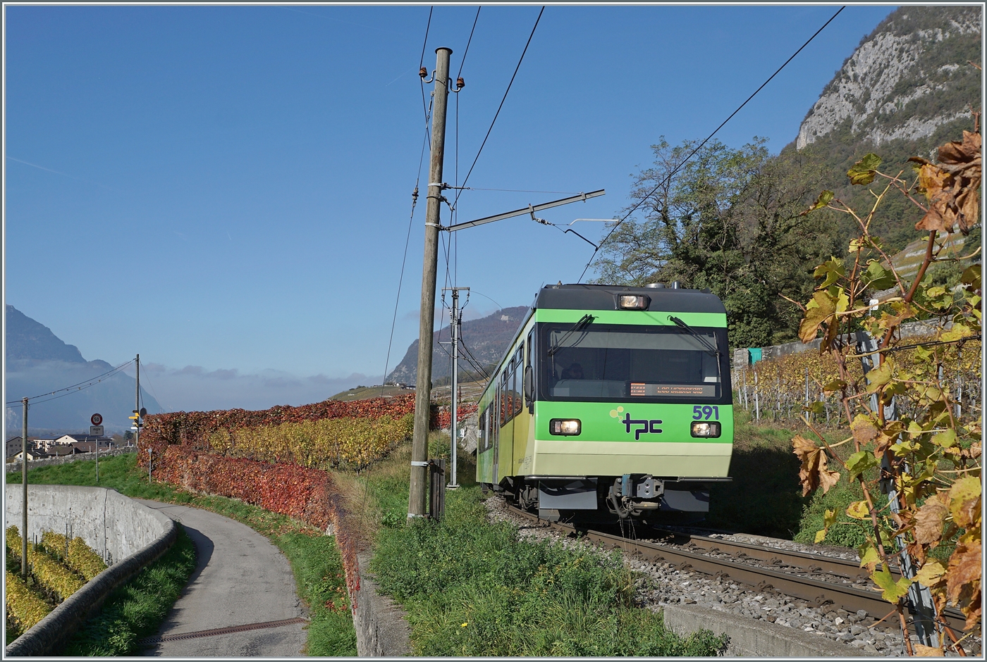 Der Beh 4/8 591 ist als R 71 auf der Fahrt von Aigle nach Les Diablerets und konnte in den bunten Rebbergen gleich oberhalb des Château d'Aigle fotografiert werden, wobei vor allem die roten Blätter des  Wilden Weins  mich zu diesem Bild bewogen haben.

2. November 2024