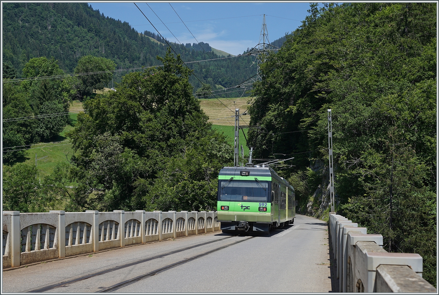 Der Beh 4/8 592 ist von Les Diablerets auf der Rückfahrt nach Aigle und fährt bei Les Planches über die Brücke Planches die mit 97 m Länge über das  Grande Eau  in Richtung Le Sépey führt, von wo aus der Zug nach wenigen Minuten zurückkommen wird und nach Aigle weiter fahren wird.

27. Juli 2024
