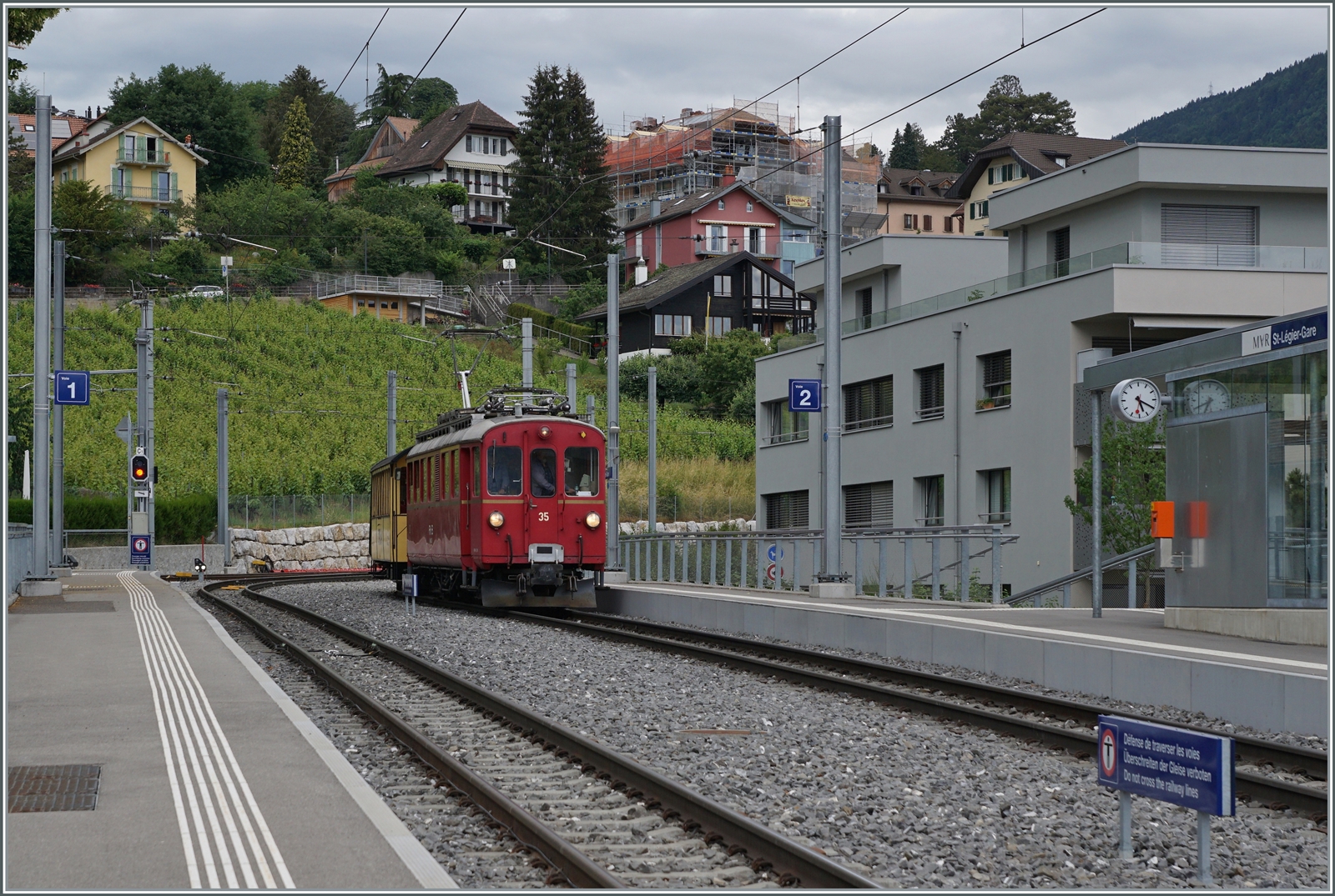 Der Blonay-Chamby RhB ABe 4/4 I N°35 erreicht mit seinem Riviera Belle Epoque St-Légier Gare.

5. Juni 2022