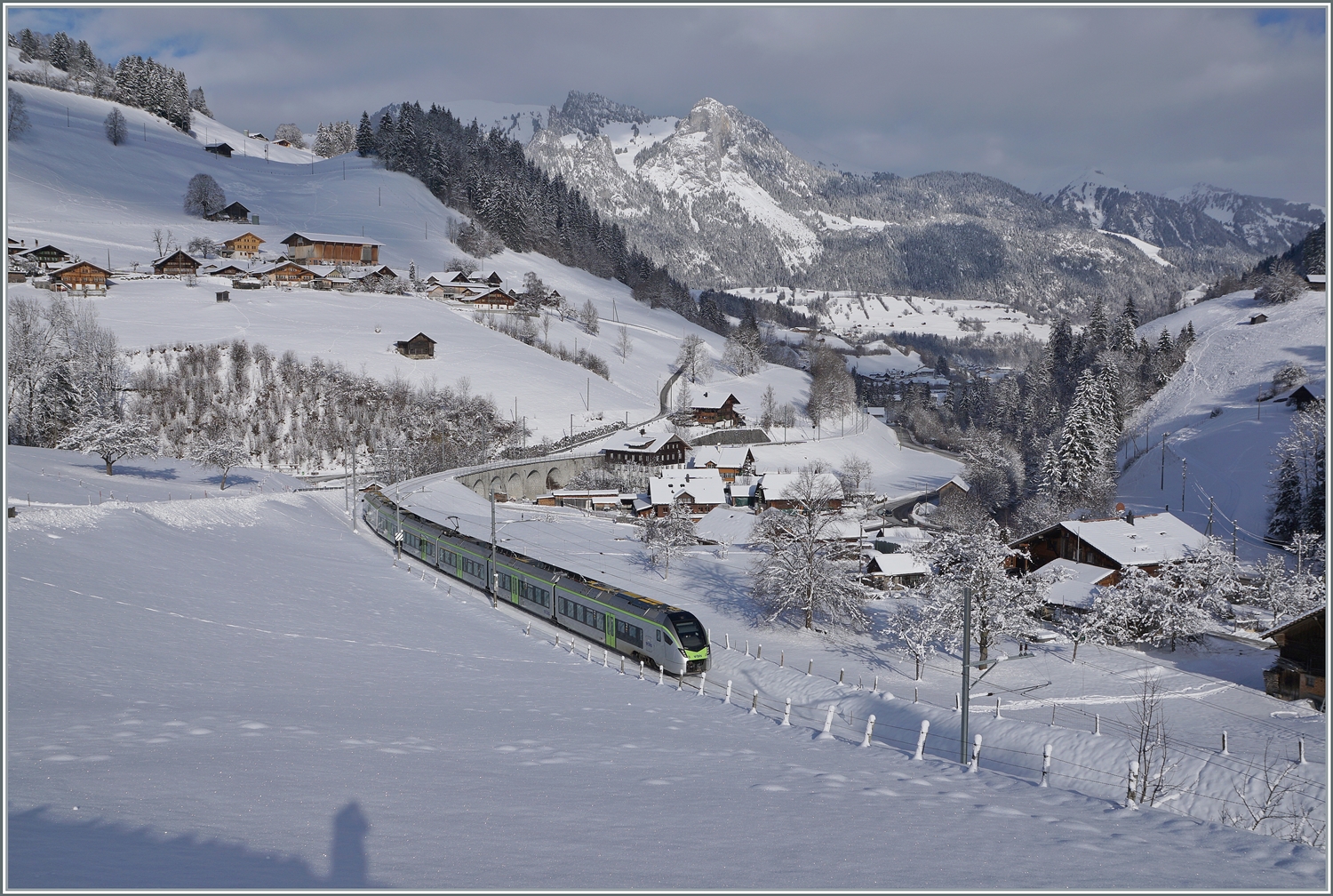 Der BLS MIKA RABe 528 105 ist bei Garstatt auf der Fahrt von Zweisimmen nach Bern. 

20. Januar 2023