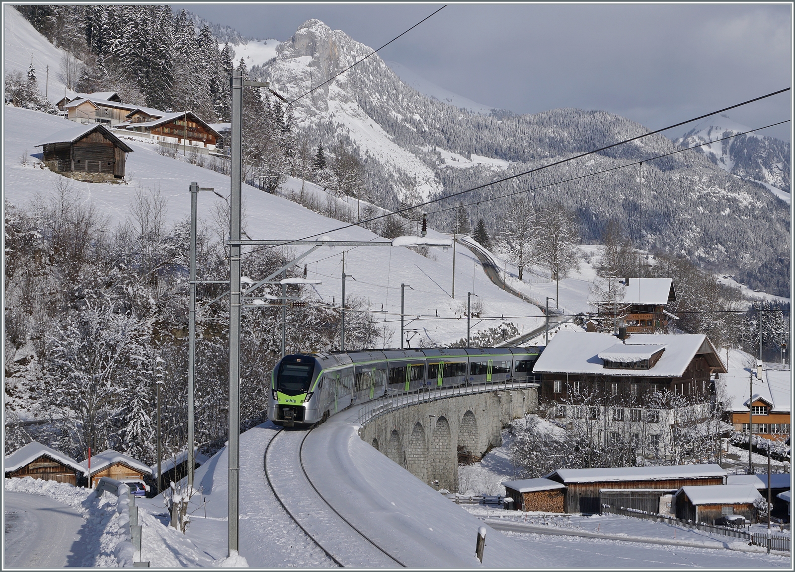 Der BLS MIKA RABe 528 105 ist bei Garstatt auf der Fahrt von Bern nach Zweisimmen. 

20. Januar 2023