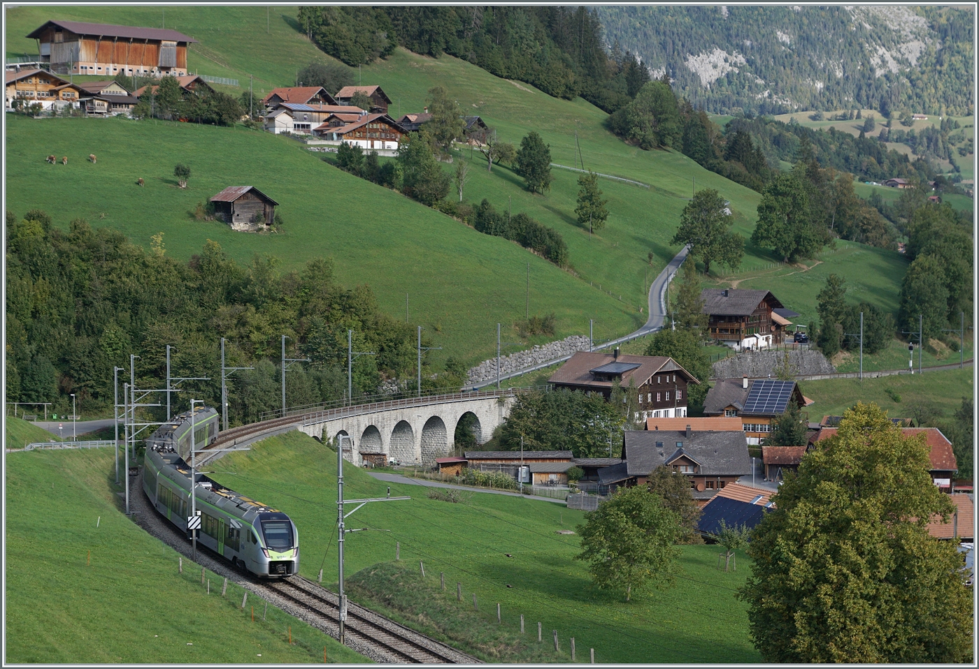 Der BLS MIKA RABe 528 110 ist bei Garstatt auf dem Weg von Zweisimmen nach Bern. 

29. Sept. 2023