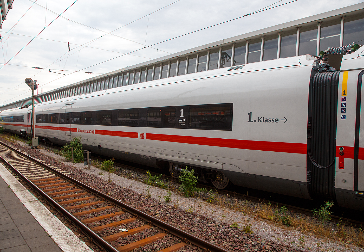 Der Bordrestaurant-/erste Klasse-Wagen 93 80 8812 081-2 D-DB (der Gattung ARmz 8812.0) als Wagen Nr. 10  des dreizehnteiligen ICE 4 - Tz 9481 „Rheinland-Pfalz“ am 31 Mai 2022 im Hauptbahnhof Münster (Westf.).

Der Wagen wurde 2022 von Siemens/Bombardier unter der Fabriknummer 8812-0083 gebaut. 

TECHNISCHE DATEN ARmz 8812.0 (Speise- /1.Klasse Wagen):
Spurweite: 1.435 mm (Normalspur)
Achsfolge: 2’2’
Länge über Puffer: 28.750 mm
Drehzapfenabstand: 18.500 mm
Achsabstand im Laufdrehgestell: 2.300 mm
Drehgestelltyp: Bombardier Flexx Eco 5101
Laufraddurchmesser: 825/750 mm (neu/abgenutzt)
Leergewicht: 47,5 t
Sitzplätze im Bordrestaurant: 22 (ca.9 Stehplätze im Bordbistro)
Sitzplätze im 1. Klasse Großraumabteil: 21 (davon 2 für Behinderte)
WC: kein WC
