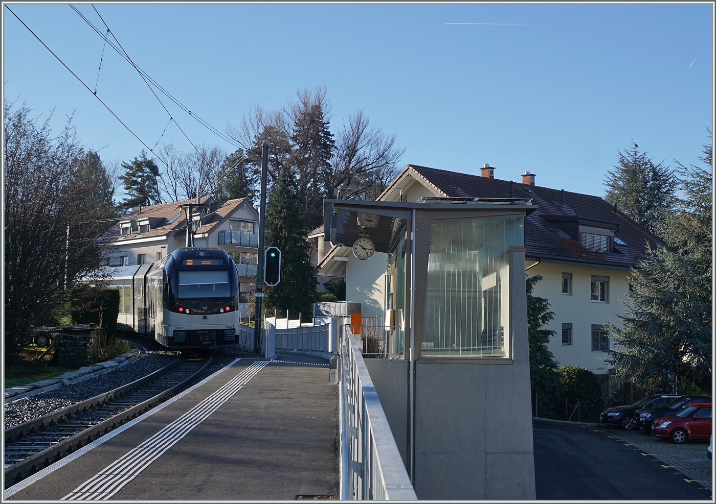 Der CEB MVR ABeh 2/6 7502  Blonay  verlässt die neue Haltestelle Vevey Vignerons, welche Clies und Gilamont ablöst und gegen den leider nicht erfolgreichen, aber kräftigen Widerstand der Anwohner mit etlicher Verspätung realisiert wurde. 

7. Januar 2023