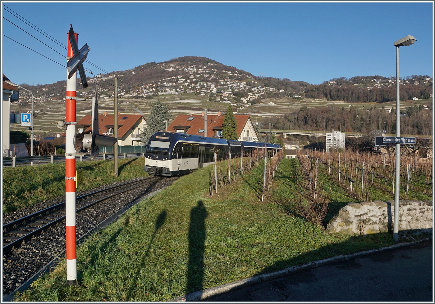 Der CEB MVR ABeh 2/6  Blonay  kurz nach dem Verlassen der neuen Haltestelle Vevey Vignerons, rechts im Bild das Strassennamensschild  chemin des Vignerons , wobei sich die Huser immer weiter in die Rebberge hinein fressen.

7. Januar 2023