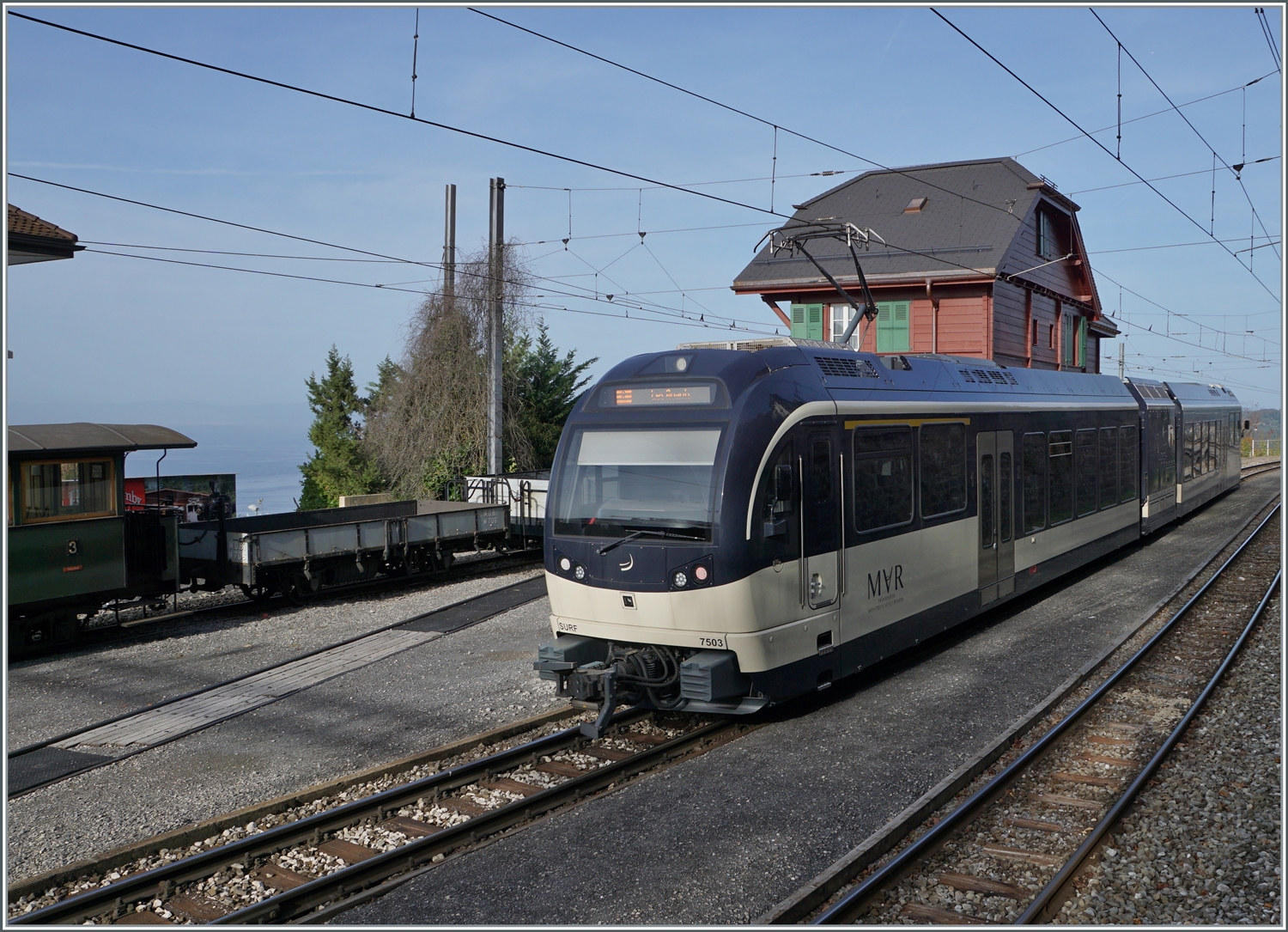 Der CEV MVR ABeh 2/6 7503  Blonay-Chamby  verlässt als Regionalzug Montreux - Les Avants den Bahnhof Chamby, wo des Empfgangsgebäude sehr schön renoviert wurde.

29. Okt. 2022