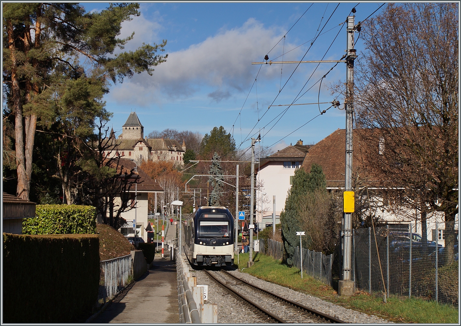 Der CEV MVR ABeh 2/6 7502 erreicht als Regio 34 in Kürze sein Ziel Blonay. Im Hintergrund das Schloss von Blonay.

23. Feb. 2024