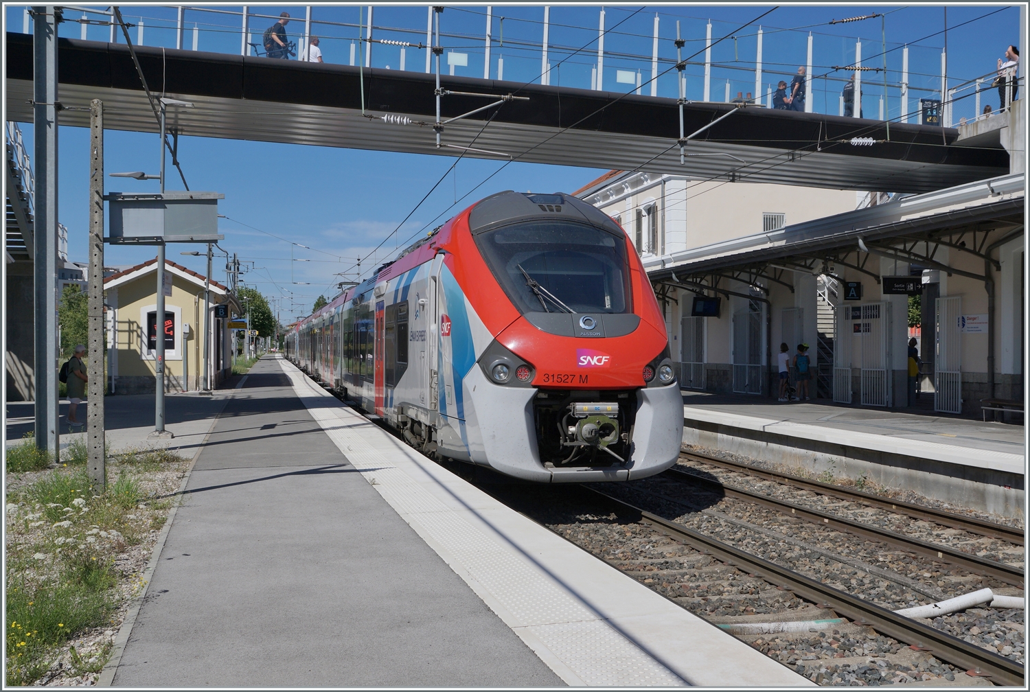 Der Coradia Polyvalent régional tricourant Z 31 527 ist als LEX SL 1 von Coppet am Ziel seiner Reise in Thonos-les-Bains angekommen. 

12.Juli 2022 