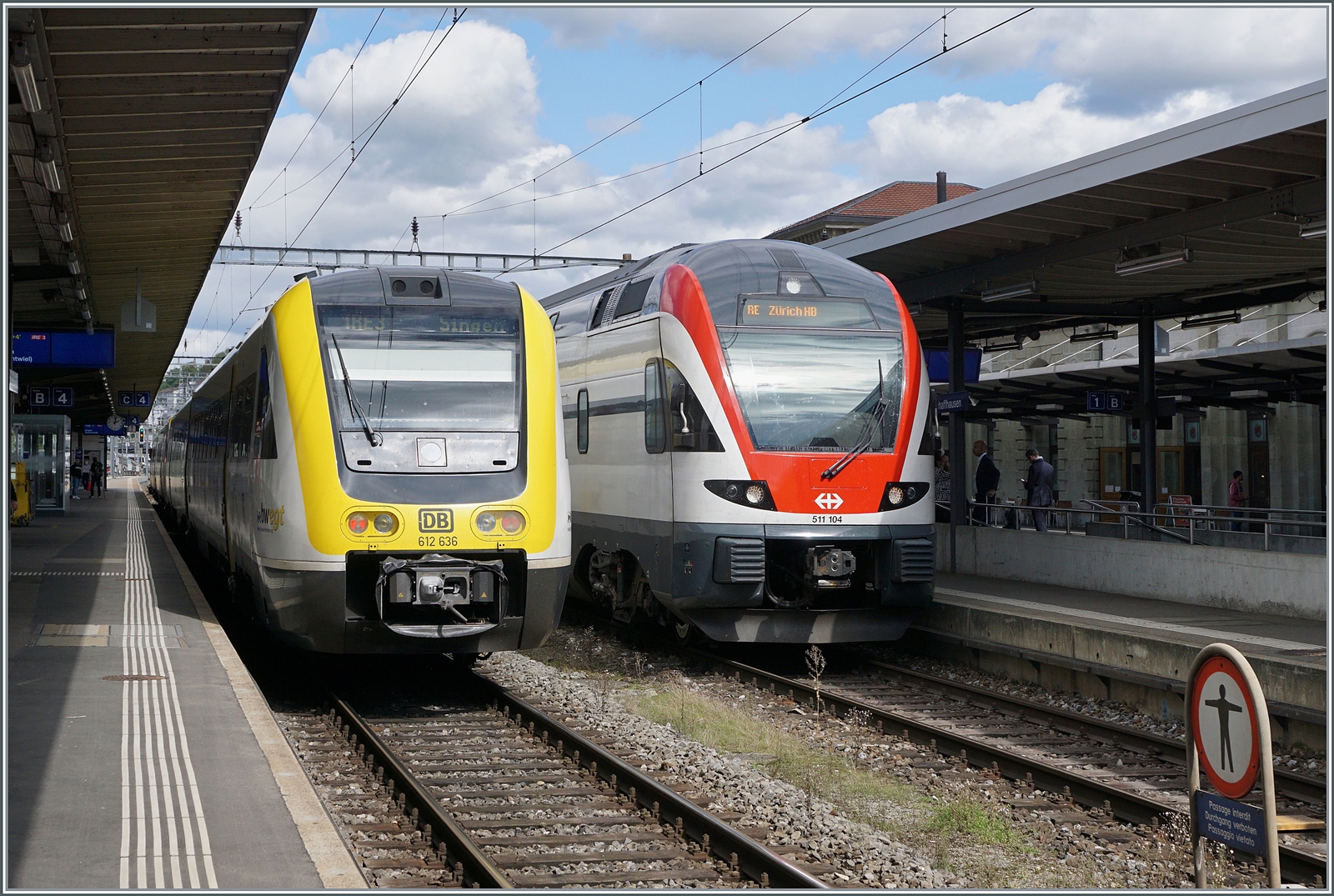 Der DB 612 636 ist als IRE auf dem Weg nach Singen und der SBB RABE 511 104 ald IR nach Zürich - oder bunte internationale Eisenbahn in Schaffhausen.

19. Sept. 2022