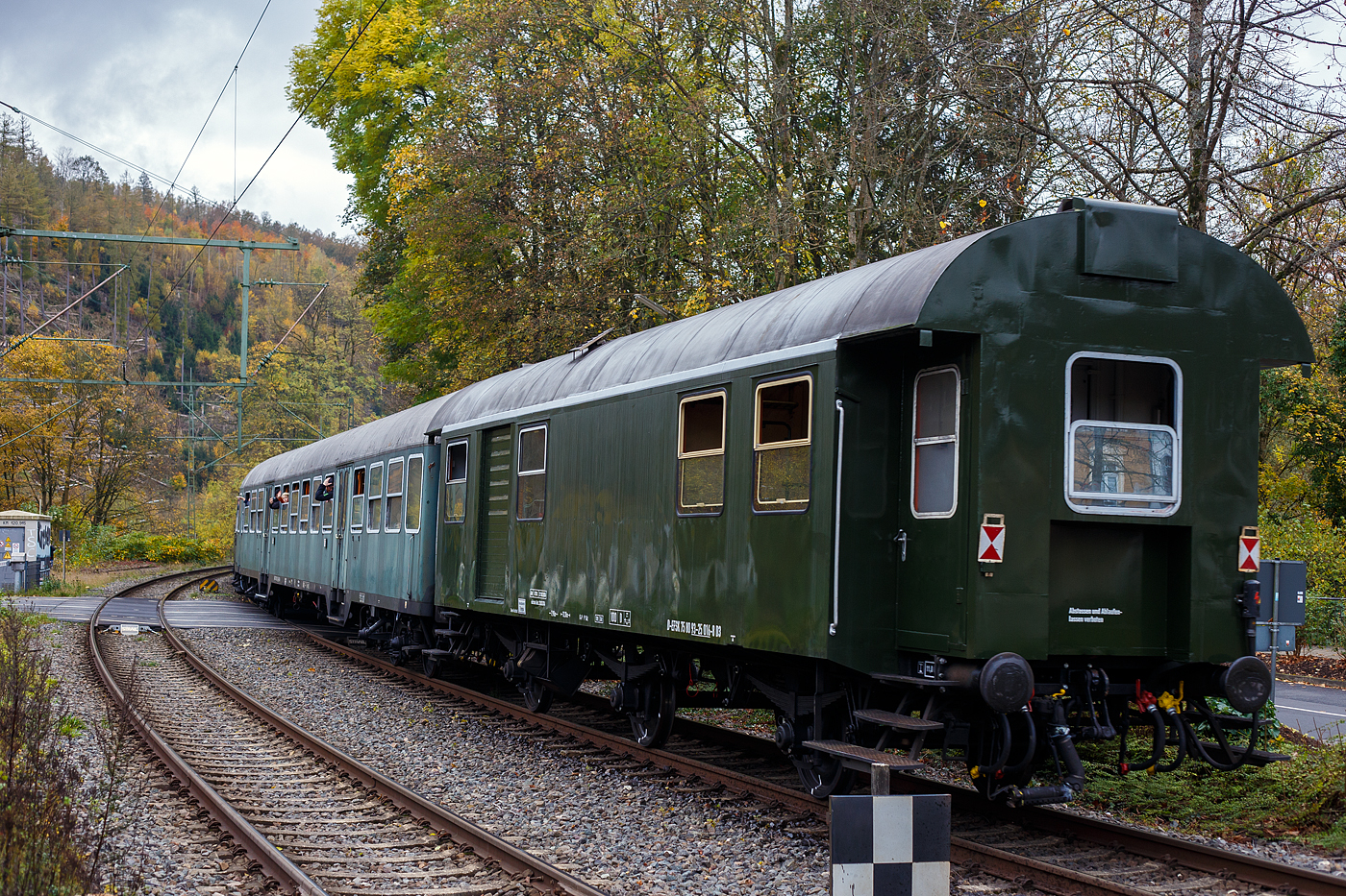 Der dreiachsige Dienstwagen D-EFSK 75 80 93-25 016-2, Gattung D3, der Eisenbahnfreunde Treysa e.V, ex DB 8416 Ksl Dienst 3yg (B3yg), am 02 November 2024 im Zugverband (Zugschluss) eines Dampfpendelzugs bei einer Zugdurchfahrt in Kirchen/Sieg. 

Der Dienstwagen wurde 1954 im Aw Karlsruhe aus einem Länderwagen umgebaut. Der Wagen wird als Dienstgutwagen für Materialien und Betriebsstoffe genutzt (Dampflokbegleitwagen). für das Lokpersonal sind Schlaf Möglichkeiten vorhanden.

TECHNISCHE DATEN:
Spurweite: 1.435 mm
Länge über Puffer: 13.300 mm
Gesamtradstand: 7.900 mm 
Eigengewicht: 18 t
Höchstgeschwindigkeit: 100 km/h