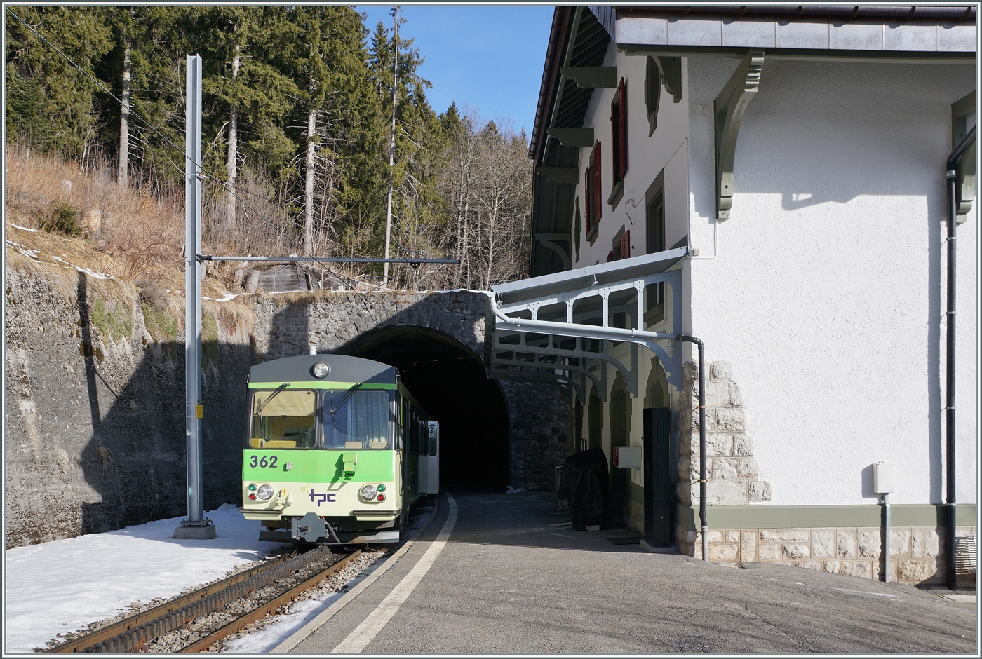 Der Endbahnhof Leysin Grand Hotel liegt am Ortsrand und wird von drei Seiten vom Wald umgeben. Wie das folgende Bild zeigt, liegt der Bahnsteig zum einem beträchtlichen Teil im Tunnel. Es war jedoch nicht in Erfahrung zu bringen,. weshalb der Zug nicht den Bahnsteig bis zum Prellbock nutzte und somit wohl vollständig im Tageslicht gestanden hätte. 

19. Jan. 2026