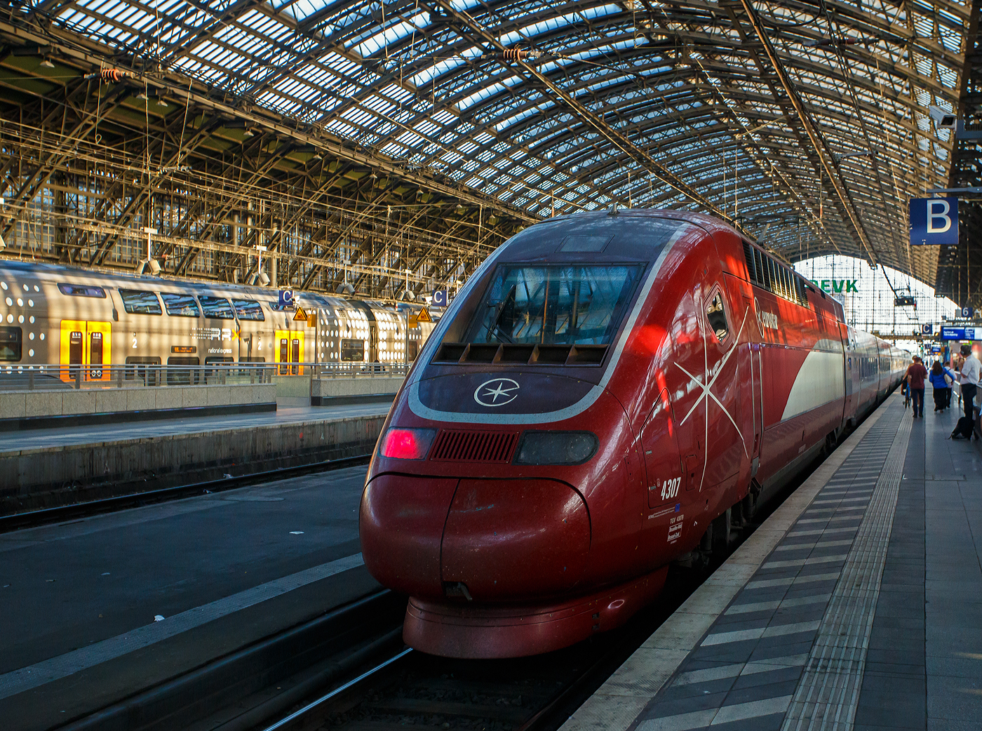 Der Eurostar PBKA 4307 (TGV 43070/43079), ex Thalys PBKA, verlässt am 01 Juli 2025, als Eurostar EST 9414 nach Paris Nord (Paris Gare du Nord), den Hauptbahnhof Köln. 