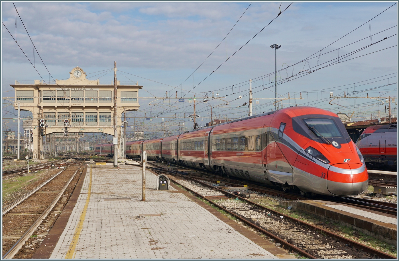 Der FS Trenitalia ETR 400 033 verlässt den Bahnhof Milano Centrale, links im Bild das schon vor einigen Jahren außer Betrieb gesetzte und markkannte Stellwerg  Cabina A . 

8. Nov. 2022