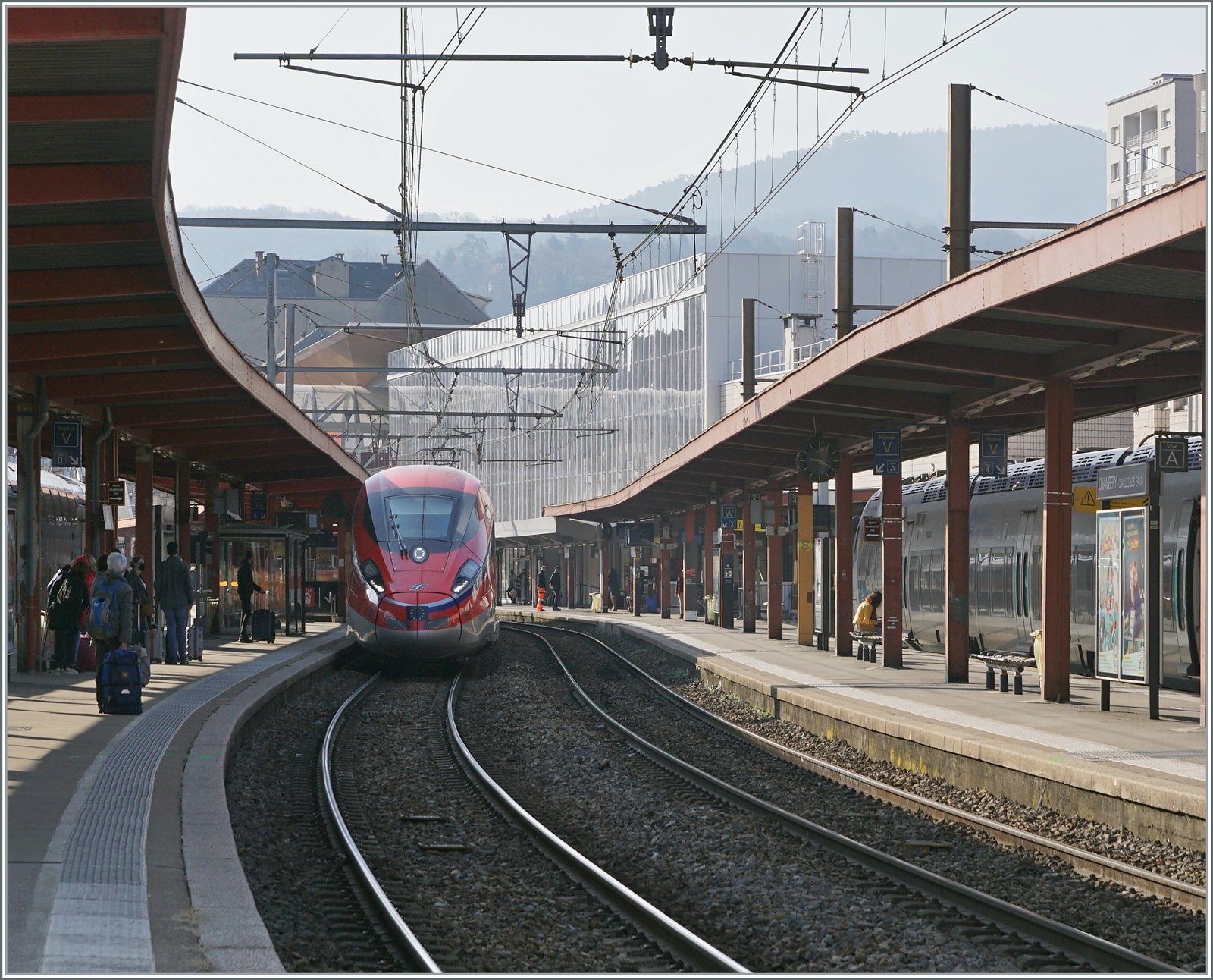 Der FS Trenitalia ETR 400 050 ist auf dem langen Weg von Milano Centrale nach Paris Gare de Lyon als FR 9292 unterwegs und erreicht den Bahnhof von Chambéry-Challes-les-Eaux. Neben der Tatsache, dass der FS ETR 400 für mich zu einem der schönsten (modernen) Züge gehört, trägt auch die schwere SNCF 1500 Volt Gleichstrom Fahrleitung auf interessante Weise zu diesem Bild bei.

22. März 2022 