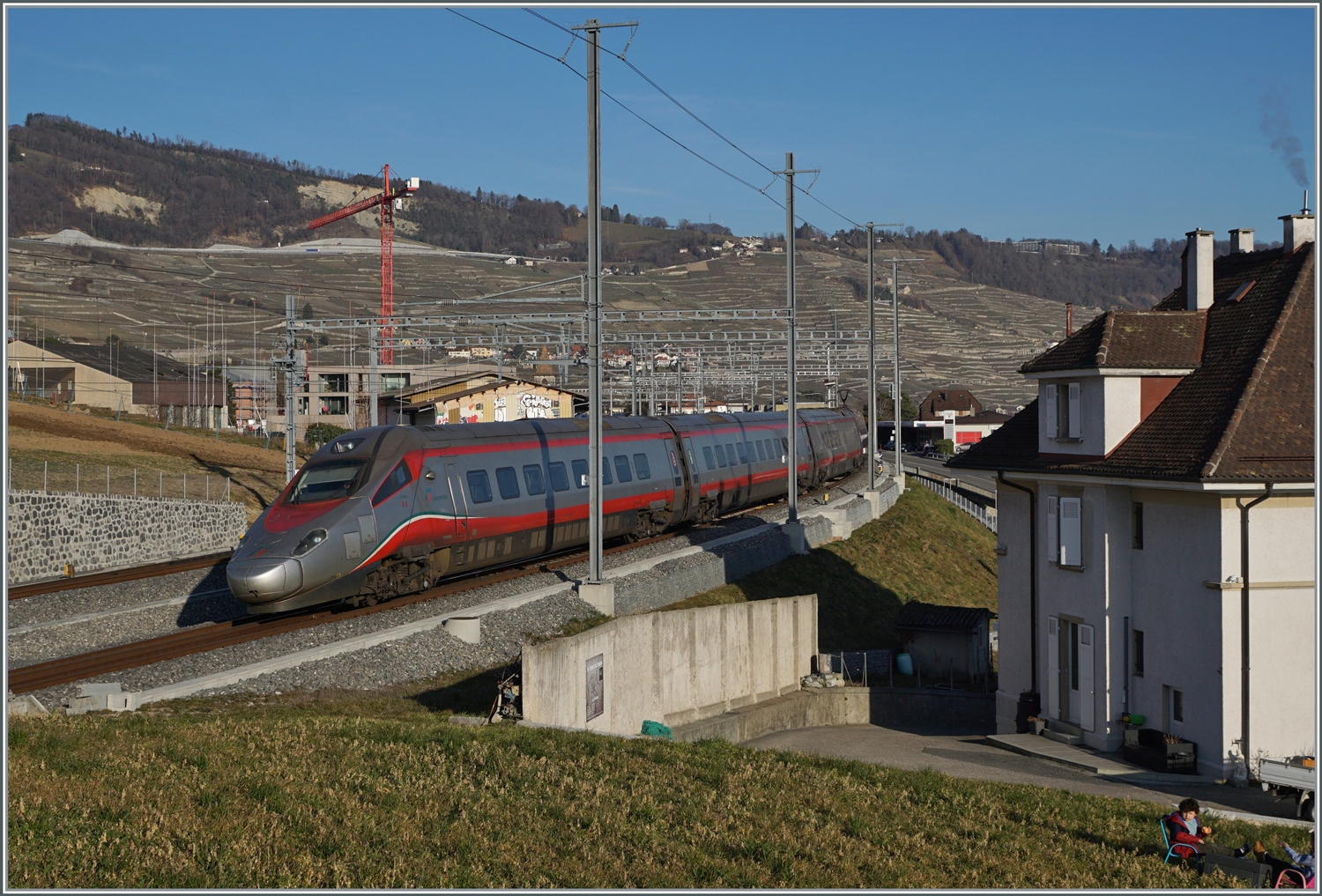 Der FS Trenitalia ETR 610 008 ist als EC 34 von Milano nach Genève unterwegs und dabei auf der Durchfahrt in Cully.

20. Februar 2023