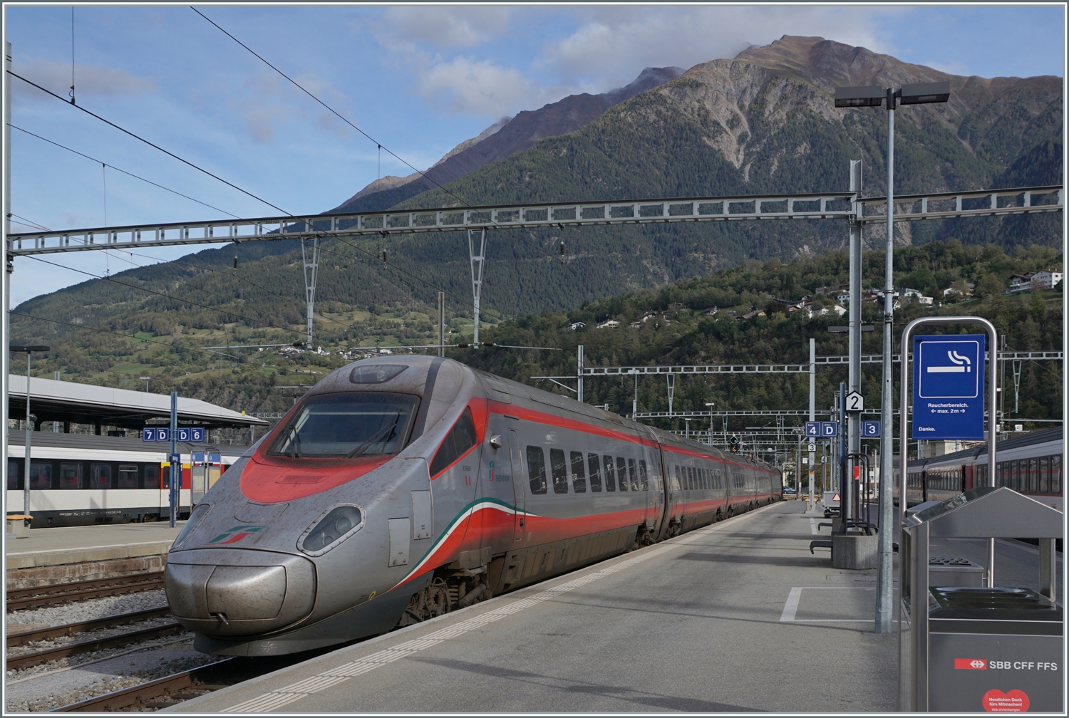 Der FS Trenitalia ETR 610 008 verlässt als EC 39 Brig in Richtung Milano.

19. Sept. 2023