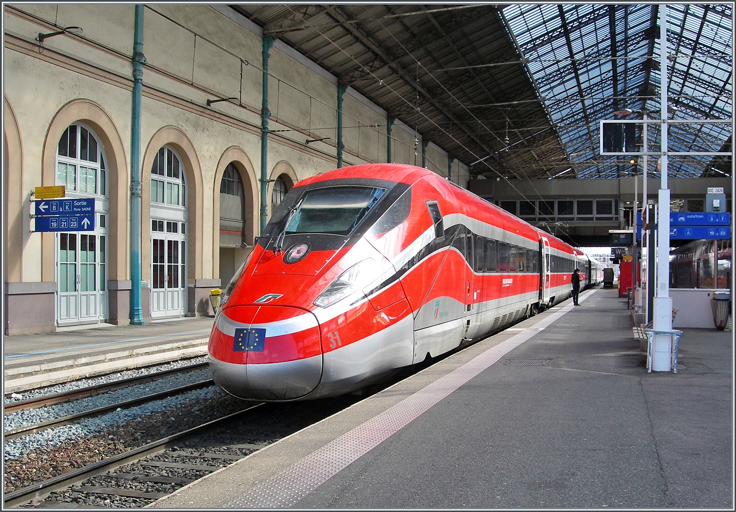 Der FS Trenitalia Freccia Rossa ETR 400 031 ist als FR 6647 von Paris Gare de Lyon nach Lyon Perrache unterwegs; das Bild zeigt den formschönen Zug nach der Ankunft im Zielbahnhof. 

13. März 2024