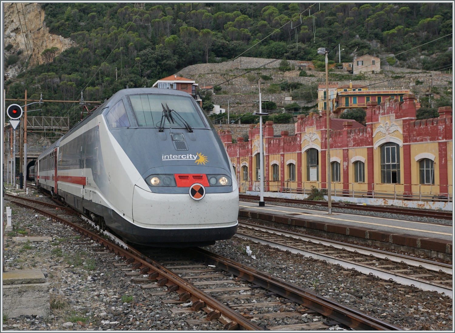 Der FS Trenitalia IC 631 auf der Fahrt von Ventimiglia nach Milano verlässt  die einspurige, 1136 Meter lange  Galleria Caprazoppa  und erreicht seinen nächsten Halt Finale Ligure. Fotostandpunkt: Bahnsteigende) 16. September 2023