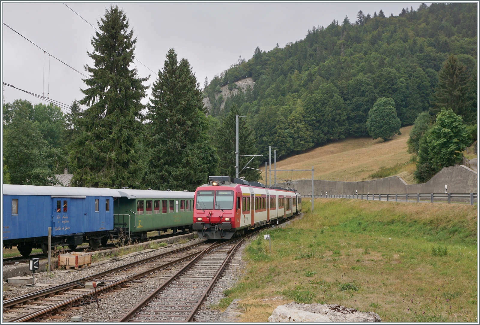 Der Gegenzug 6011 von Vallorbe nach Le Brassus lässt nicht lange auf sich warten und erreicht Le Pont. 

6. August 2022