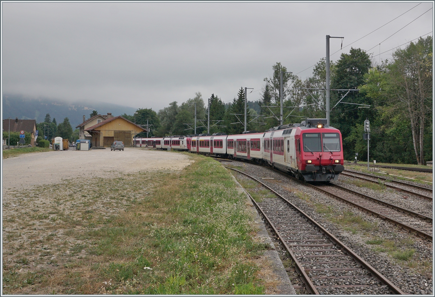 Der Gegenzug ist eingetroffen und der TRAVYS Regionalzug verläss Le Pont in Richtung Vallorbe. 

06. Aug. 2022