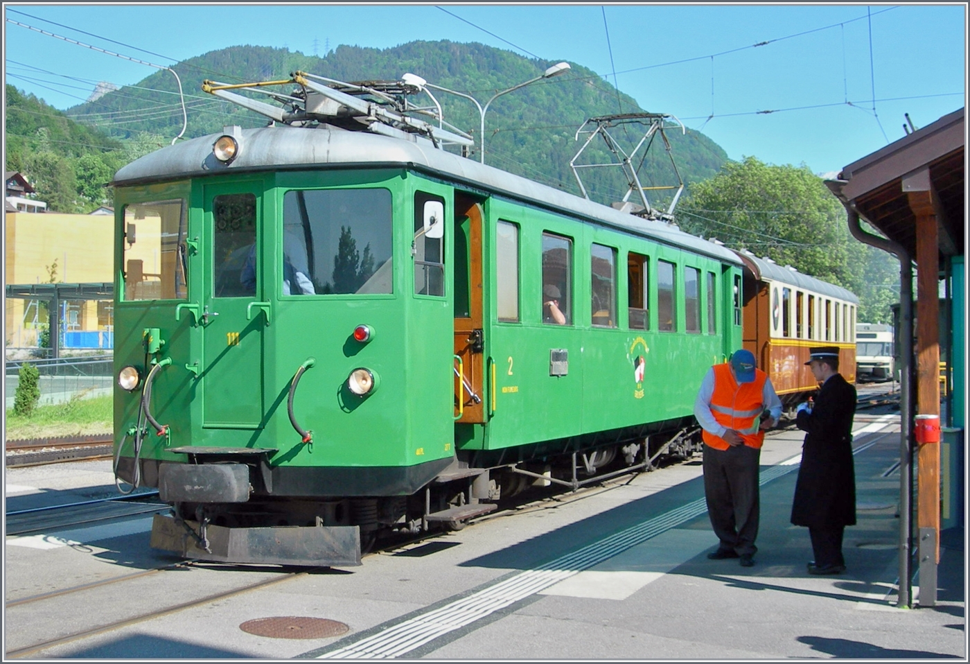 Der GFM Be 4/4 111 (ex BCe 4/4 111) Baujahr 1903 (Umbau 1928/1951) ist mit dem GFM Salonwagen in Blonay angekommen. Der Triebwagen ist heute bei der GFM Historic in Montbovon und weiterhin einsatzfähig.

3. Juni 2006