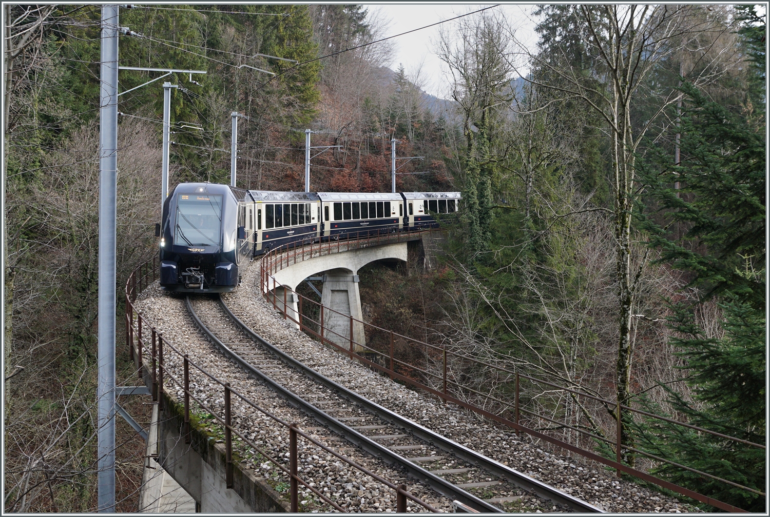 Der GoldenPass Express 4065 ist von Interlaken nach Montreux unterwegs und fährt zuwischen Les Avants und Sendy-Sollard über die 93 Meter lange Pont Gardiol, welche den Bois des Chenaux überbrückt. 

4. Januar 2023