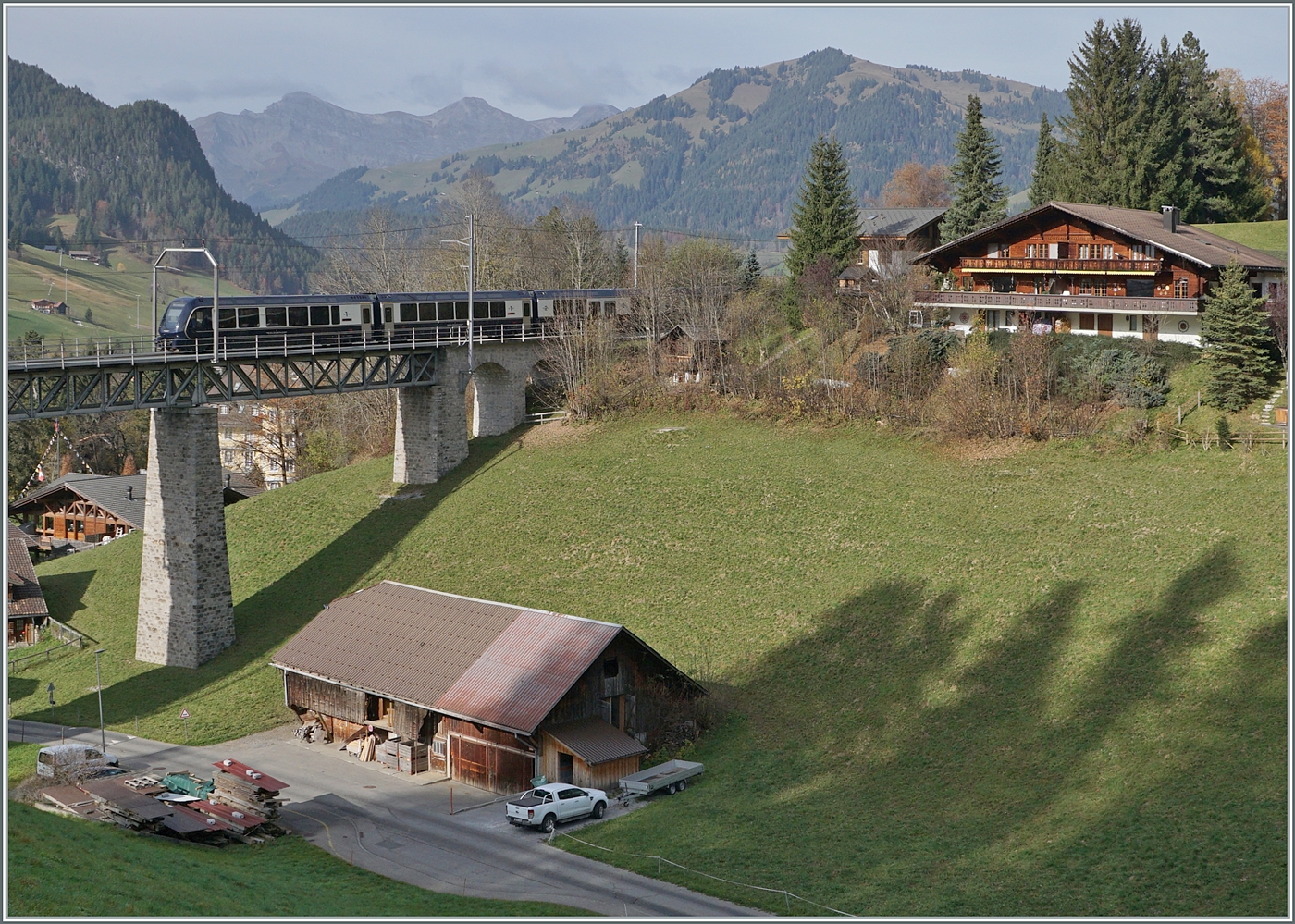 Der GoldenPass Express GEX ist bei Gstaad auf dem Weg von Interlaken Ost nach Montbovon (-> SEV Montreux) und erreicht die Grubenbachbrücke. 

6. Nov. 2024

 