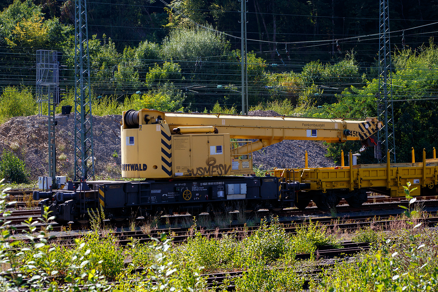 Der GOTTWALD Gleisbauschienenkran GS 40.08 T der HERING Bahnbau GmbH (Burbach), D-HGUI 99 80 9119 002-2, (ex 97 82 41 503 19-9 D-HGUI, ex 97 82 41 503 17-3, ex 60 80 092 3576-3) abgestellt am 26 August 2025 im Rbf Betzdorf/Sieg.

Der Eisenbahndrehkran vom Typ GOTTWALD GS 40.08 T wurde 1987 von Gottwald in Düsseldorf unter der Fabriknummer 146 027 gebaut.

Der Gottwald 45 t GS 40.08 T wird für den Aus- und Einbau von schweren Betonweichen, Gleisjoche und Hilfsbrücken sowie für die Montage von Ingenieurbauwerken eingesetzt. Durch die rückwärtige Ausladung von zwei Metern wird der Zugverkehr im Nachbargleis, bei vier Meter Mindestabstand zum Gleis, nicht gestört.

Vor dem Kran stehen die beiden zugehörigen Schutzwagen der Gattung Res, links der 80 80 3948 001-3 D-HGUI und rechts davor 80 80 394 8 005-4 D-HGUI (ex 60 80 092 3 511-0, ex 33 52 393 7 563-7 D-DB). 