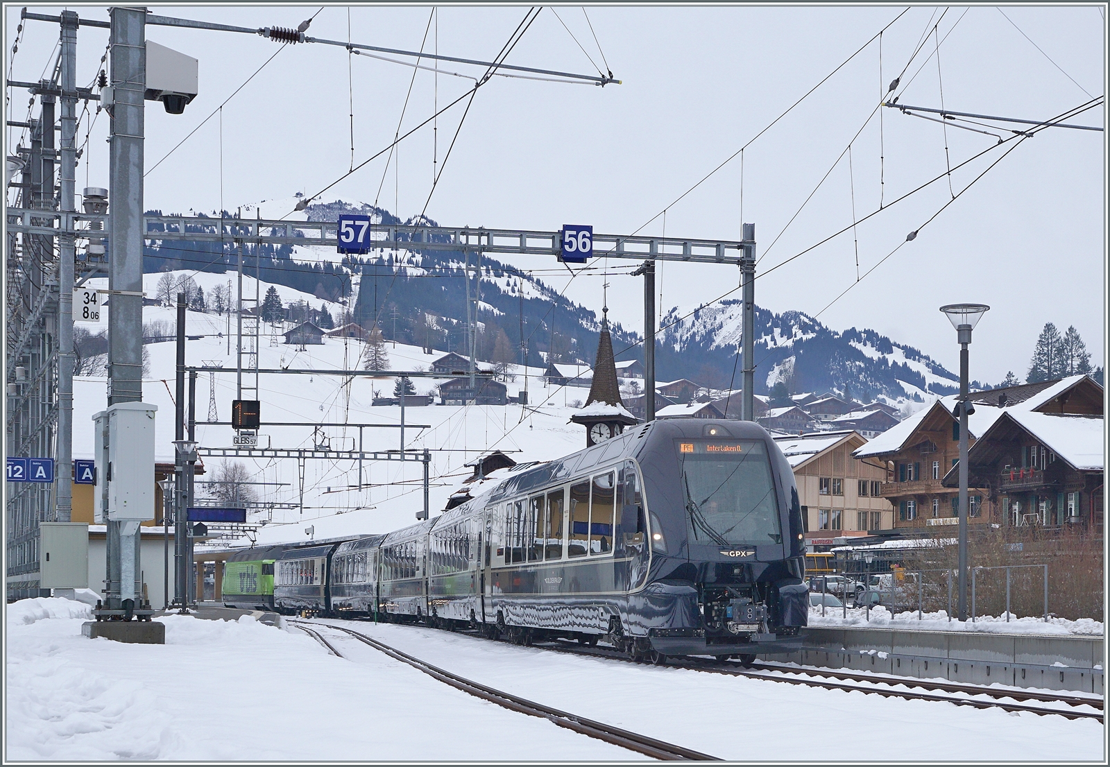 Der GPX 4068 mit der schiebenden BLS Re 465 011 verlässt Zweisimmen und wird nun auf seiner Fahrt nach Interlaken Ost alle spitz* befahrenen Weichenherzstücke beschädigen, eine Tatsache, die man erst nach etwa 150 Zügen feststellt und zum Unterbruch der Direktverbindung führen wird.

*der Zug der Gegenrichtung  kümmert  sich dann um alle andern 

15. Dezember 2022