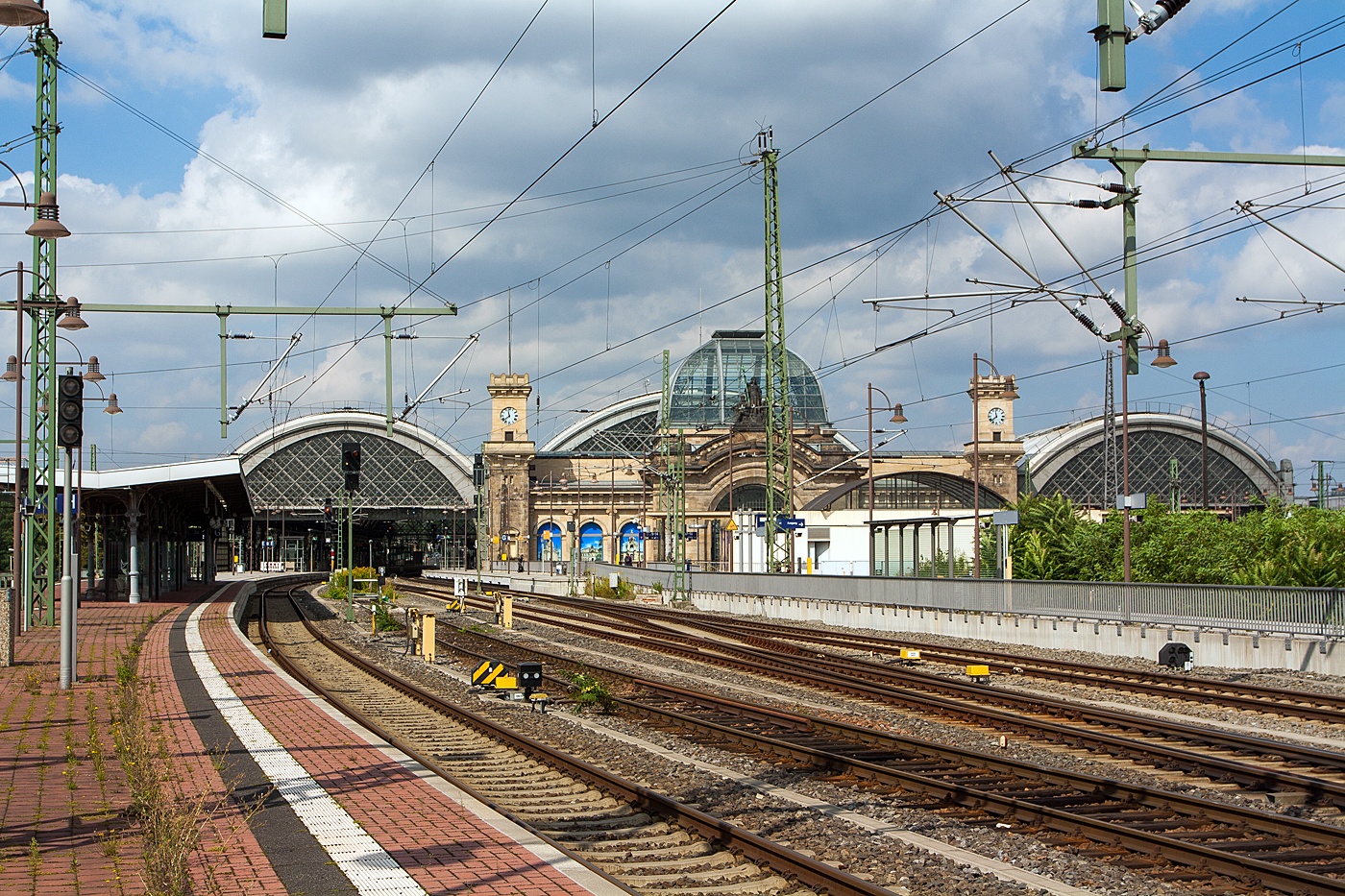 Der Hauptbahnhof Dresden am 27.08.2013, Blick vom Bahnsteig in Richtung Westen.

Dresden Hauptbahnhof ist der größte Personenbahnhof der sächsischen Landeshauptstadt Dresden. Er ersetzte 1898 den Böhmischen Bahnhof der einstigen Sächsisch-Böhmischen Staatseisenbahn und wurde mit seiner repräsentativen Gestaltung als zentraler Bahnhof der Stadt konzipiert. Eine Besonderheit ist die Kombination aus Insel- und Kopfbahnhof in zwei verschiedenen Ebenen. Die Hallen sind mit teflonbeschichteten Glasfaser-Membranen überdacht. Diese transluzente Dachgestaltung lässt seit der umfassenden Sanierung des Bahnhofs zu Beginn des 21. Jahrhunderts mehr Tageslicht als vorher in die Bahnhofshallen fallen.

Der Hauptbahnhof verknüpft im Eisenbahnknoten Dresden die Strecken Dresden-Neustadt–Děčín hl. n. und Dresden–Werdau (Sachsen-Franken-Magistrale) miteinander, die den Verkehr nach Südosten in Richtung Prag, Wien und weiter nach Südosteuropa ermöglichen, sowie nach Südwesten in Richtung Chemnitz weiter nach Nürnberg. 

Der Hauptbahnhof befindet sich südlich der Altstadt in der Seevorstadt; an seiner Südseite grenzt das Schweizer Viertel der Südvorstadt an. Direkt neben dem Bahnhofsgelände befindet sich die Hochschule für Technik und Wirtschaft. Die Bundesstraße 170 unterquert in Nord-Süd-Richtung das Bahnhofsgelände östlich des Empfangsgebäudes.

Nach Norden hin beginnt über den Wiener Platz die Prager Straße, die innerstädtische Einkaufsmeile der Stadt. Der Straßenverkehr am Wiener Platz wird seit den 1990er Jahren durch einen Straßentunnel mit Tiefgarage geleitet, der Platz ist seitdem Fußgängerzone. Im Umfeld entstanden verschiedene größere Büro-, Geschäfts- und Wohngebäude in modernem Stil.
