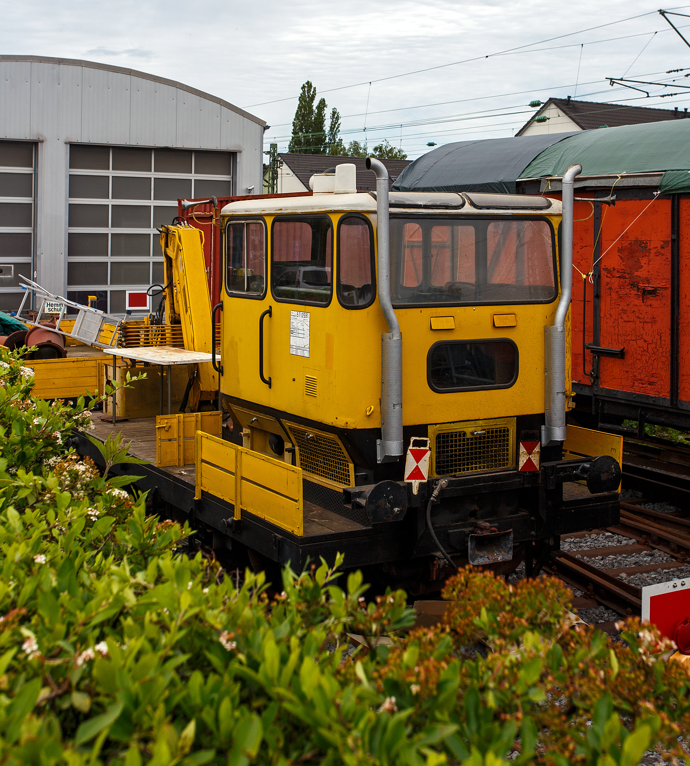 Der Klv 53 der Bauart BA 531 - Schwerer Rottenkraftwagen mit der Schwer Kleinwagen Nr. 53.0591 (ex DB Netz 53 0591-7) vom Eisenbahn- und Heimatmuseum Erkrath-Hochdahl e.V. am 26 Mai 2024 beim Lokschuppen Hochdahl.

Der Rottenkraftwagen wurde 1977 von der ROBEL Bahnbaumaschinen GmbH (Freilassing) unter der Fabriknummer 54.13-6-AA 256 gebaut und an die Deutsche Bundesbahn geliefert, Mitte der 1990er wurde er bei der DB Netz AG ausgemustert. 

Die Abkürzung Klv steht für Kleinwagen mit Verbrennungsmotor. Oft wird er auch als Skl 53 bezeichnet, wobei das Skl für Schwerkleinwagen steht. Die Bauart BA 531 hat einen Deutz-Dieselmotor vom Typ F6L 413 mit 116 PS Leistung und eine Ladekran vom Typ Atlas AK 3001 DB

TECHNISCHE DATEN von Klv 53 
Spurweite: 1.435 mm (Normalspur)
Achsformel: B
Länge über Puffer: 6.870 mm
Achsabstand: 3.750 mm
Höchstgeschwindigkeit : 70 km/h
Eigengewicht: 8,1 t
Nutzlast: 7,9 t
Anhängelast: 42 t
Zur Mitfahrt zugel. Personen: 6
Motor: Deutz luftgekühlter V6-Zylinder-Dieselmotor  F 6L 413 V
Motorleistung: 85 kW (116 PS)
