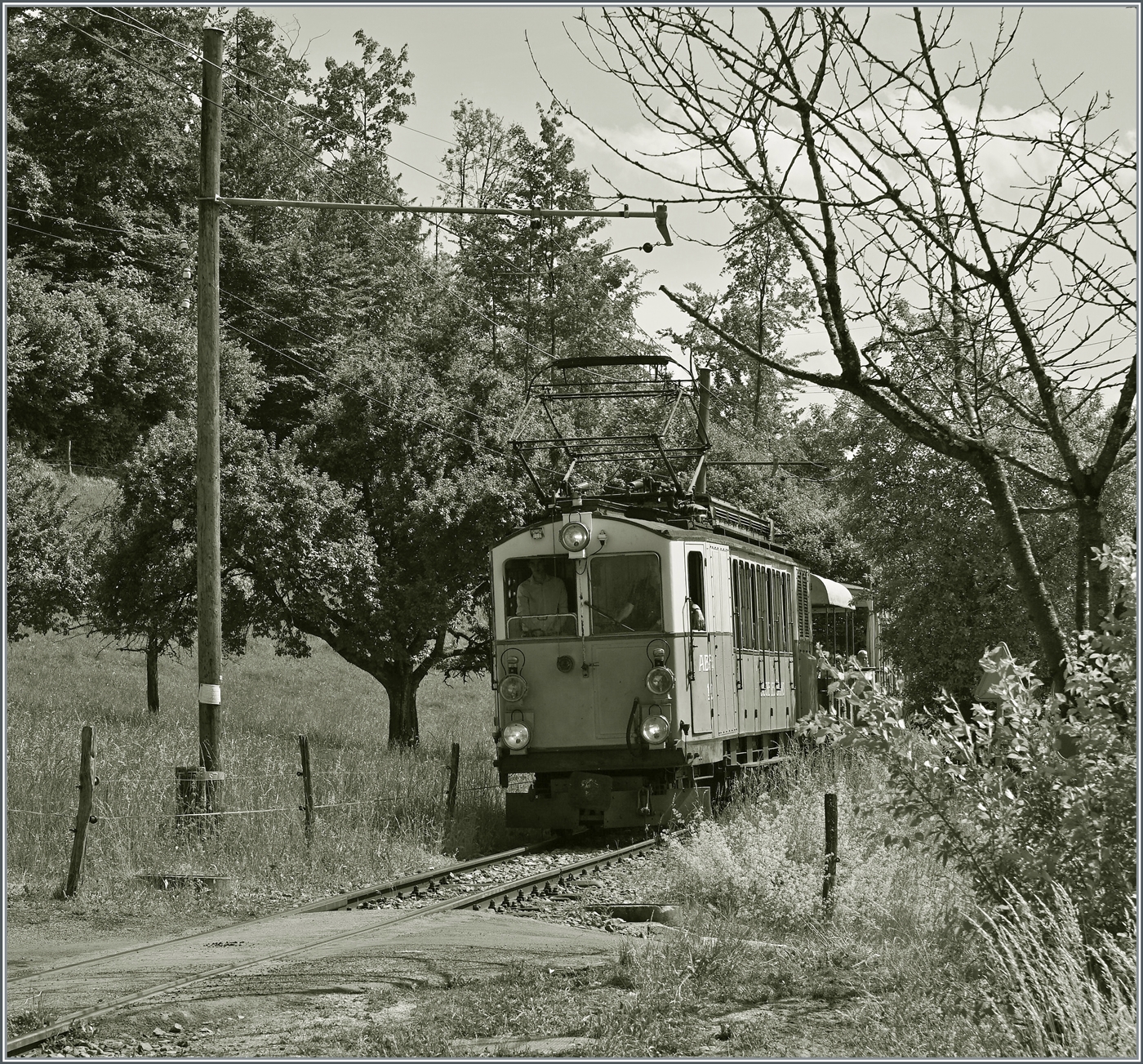 Der LLB ABFe 2/4 10 Blonay-Chamby Bahn ist bei Cornaux auf dem Weg nach Blonay. 
21. Mai 2022