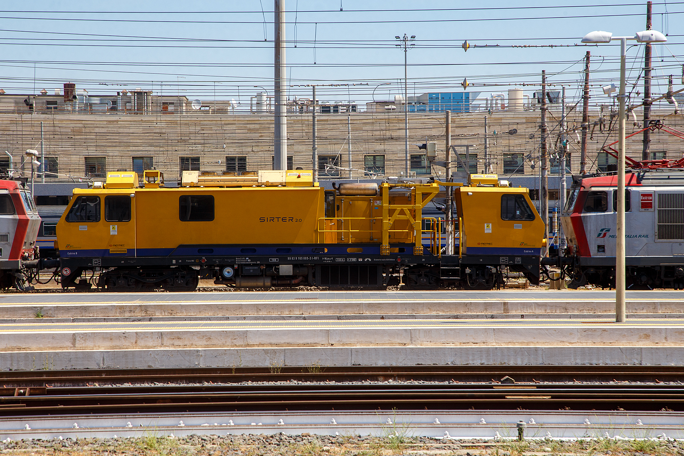 Der MerMec Mess- und Diagnose-Dieseltriebwagen SIRTER 2.0 / D.165.005 (99 83 9 165 005-3 I-RFI) der RFI - Rete Ferroviaria Italiana im Sandwich zwischen zwei „Tigern“ E.652.091-6 und E.652.138-5 (91 83 2652 091-6 I-MIR und 91 83 2652 138-5 I-MIR), sechsachsige E-Loks, der Mercitalia Rail S.r.l. am 14. Juli 2022 im Bahnhof Roma Termini.
Der Diagnose-Triebwagen (Autocarrello Diagnostico) namens SIRTER 2.0 dient zur Überprüfung der Geometrie und des Verschleißes von Gleis und Oberleitung, er wurde von der MER MEC S.p.A. in Monopoli (Italien) gebaut. 
TECHNISCHE DATEN (laut Anschriften):
Spurweite: 1.435 mm (Normalspur)
Begrenzungslinie: G1
Anzahl der Achsen: 4 (In 2 Drehgestellen)
Länge über Puffer: 16.240 mm
Drehzapfenabstand: 9.500 mm
Achsabstand im Drehgestell: 1.800 mm
Laufraddurchmesser: 920 mm (neu) / 840 mm (abgenutzt)
Höchstgeschwindigkeit: 100 km/h
Eigengewicht: 44 t
Dienstgewicht: 49 t
Bremse: Freno WU (LL)
Fährbootwinkel: max. 1° (In Italien für die Überfahrt nach Sizilien noch wichtig)
Kleinster befahrbarer Gleisbogen: R = 80 m
In dem Fahrzeug sind wohl 2 Dieselmotore verbaut, einer unter dem Fahrzeug als PowerPack für den Antrieb, sowie einer auf dem Fahrzeug für die elektrische Stromerzeug. Leider sind im Netz keine weiteren Angaben vorhanden. 
 Der MerMec Mess- und Diagnose-Dieseltriebwagen SIRTER 2.0 / D.165.005 (99 83 9 165 005-3 I-RFI) der RFI - Rete Ferroviaria Italiana im Sandwich zwischen zwei „Tigern“ E.652.091-6 und E.652.138-5 (91 83 2652 091-6 I-MIR und 91 83 2652 138-5 I-MIR), sechsachsige E-Loks, der Mercitalia Rail S.r.l. am 14. Juli 2022 im Bahnhof Roma Termini.
Der Diagnose-Triebwagen (Autocarrello Diagnostico) namens SIRTER 2.0 dient zur Überprüfung der Geometrie und des Verschleißes von Gleis und Oberleitung, er wurde von der MER MEC S.p.A. in Monopoli (Italien) gebaut. 
TECHNISCHE DATEN (laut Anschriften):
Spurweite: 1.435 mm (Normalspur)
Begrenzungslinie: G1
Anzahl der Achsen: 4 (In 2 Drehgestellen)
Länge über Puffer: 16.240 mm
Drehzapfenabstand: 9.500 mm
Achsabstand im Drehgestell: 1.800 mm
Laufraddurchmesser: 920 mm (neu) / 840 mm (abgenutzt)
Höchstgeschwindigkeit: 100 km/h
Eigengewicht: 44 t
Dienstgewicht: 49 t
Bremse: Freno WU (LL)
Fährbootwinkel: max. 1° (In Italien für die Überfahrt nach Sizilien noch wichtig)
Kleinster befahrbarer Gleisbogen: R = 80 m
In dem Fahrzeug sind wohl 2 Dieselmotore verbaut, einer unter dem Fahrzeug als PowerPack für den Antrieb, sowie einer auf dem Fahrzeug für die elektrische Stromerzeug. Leider sind im Netz keine weiteren Angaben vorhanden.