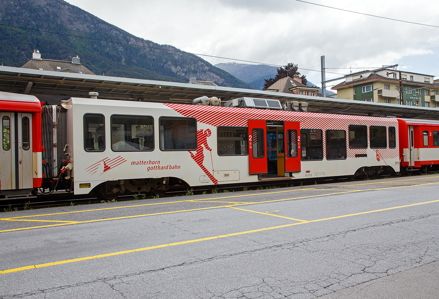 Der MGB 2. Klasse STADLER Niederflur-Zwischenwagen B 4215 am 25.05.2023 im Bahnhof Brig (Vorplatz) im Zugverband.

Stadler baute 2013 für die Matterhorn-Gotthard-Bahn elf dieser klimatisierten Niederflurwagen B 4211 bis 4221, mit denen die Regionalzüge behindertengerecht gemacht wurden. Die neuen Wagen sind am weißen Anstrich mit Wintersportmotiven zu erkennen.

TECHNISCHE DATEN:
Spurweite: 1.000 mm
Länge über Puffer 18.280 mm
Drehzapfenabstand: 12.830 mm
Achsabstand im Drehgestell: 1.800 mm
Laufraddurchmesser: 685 mm (neu) / 635 mm (abgenutzt)
Länge Wagenkasten: 17.480 mm
Breite Wagenkasten: 2.650 mm
Höhe über SOK: 3.780 mm
Eigengewicht: 17,9 t
Einstiegshöhe (Schiebetritt): 380 mm
Fußbodenhöhe: 440 mm (NF) / 940 mm (HF) 
Lichte Einstiegsbreite: 1.600 mm 
Sitzplätze: 48 und 7 Klappsitze in der 2. Klasse (37 Stehplätze)
Zul. Höchstgeschwindigkeit: 90 km/h
Zugelassen für Netz der: MGB
