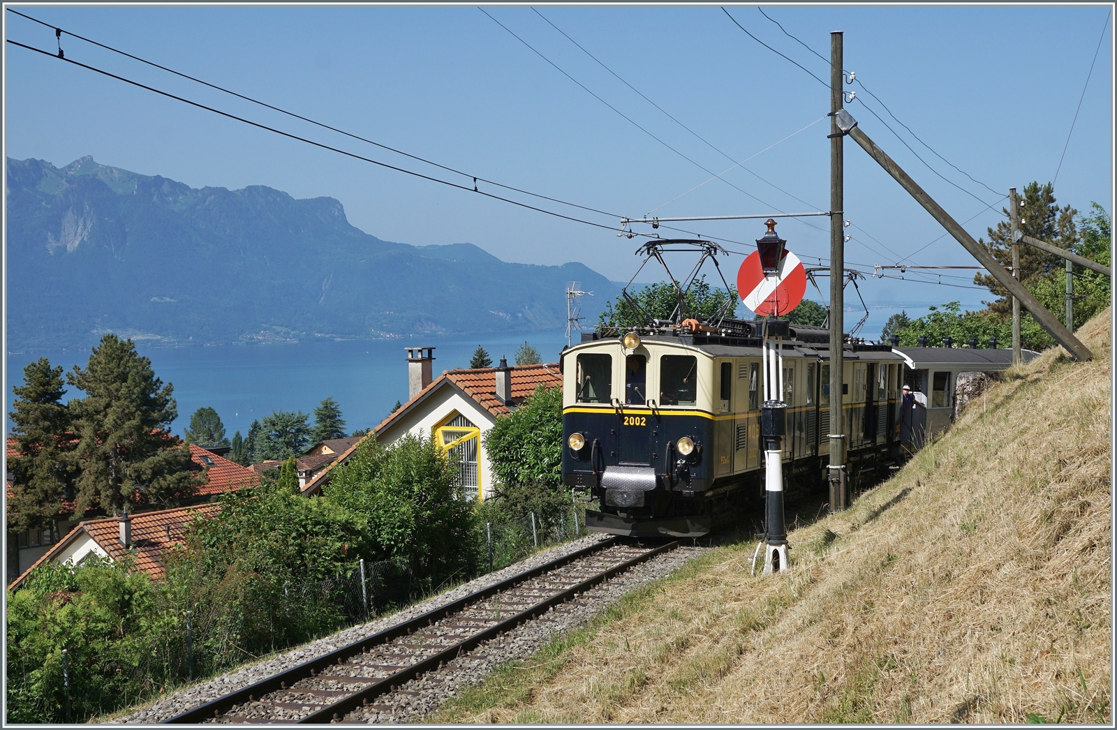 Der MOB DZe 6/6 2002 der Blonay-Chamby Bahn beim Einfahrsignal von Blonay auf dem Weg nach Chaulin.

4. Juni 2022