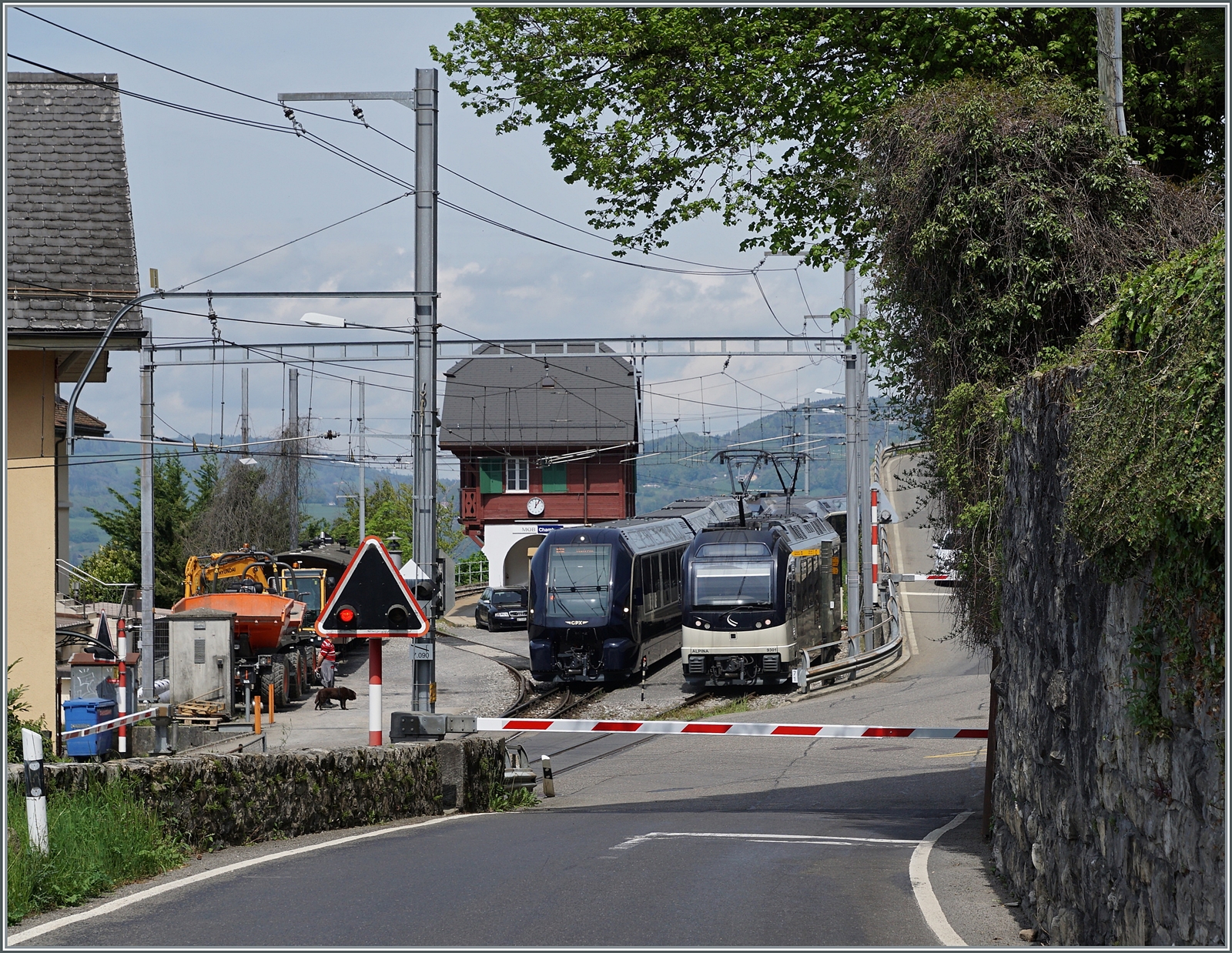 Der MOB GPX 4065 von Zweisimmen nach Montreux mit der schiebenden Ge 4/4 8004 hat in Chamby den Gegenzug abgewartet und wird nun nach Montreux weiter fahren. 

6. Mai 2023