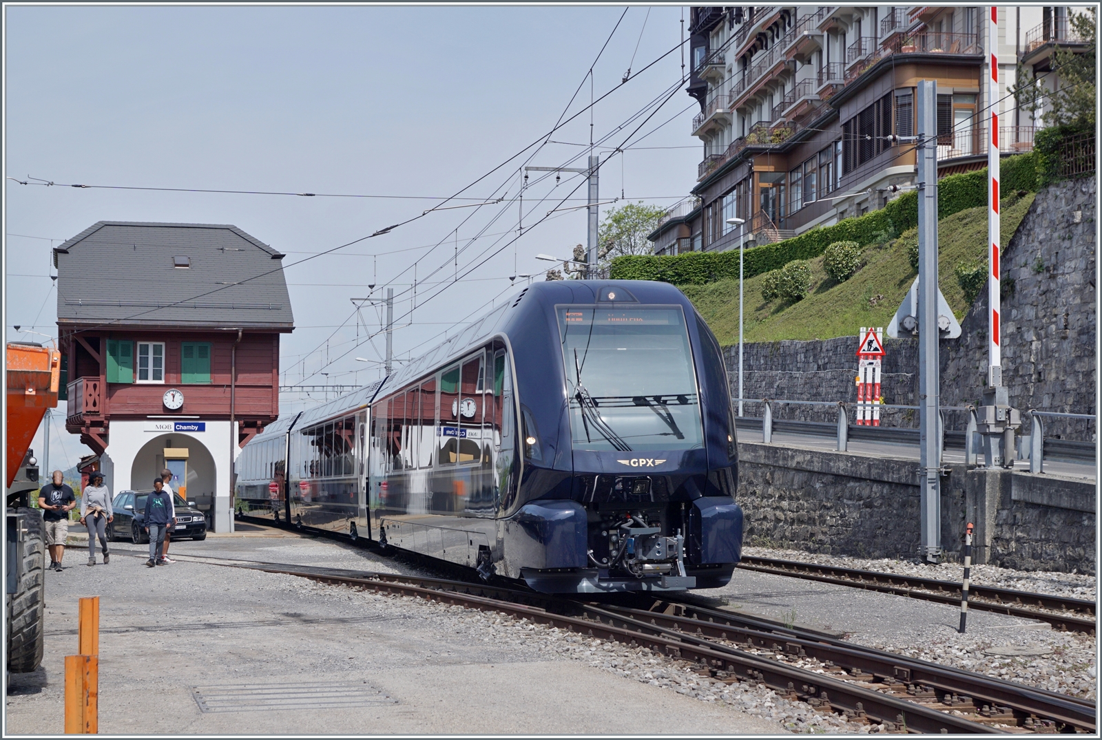 Der MOB GPX 4065 von Zweisimmen nach Montreux mit der schiebenden Ge 4/4 8004 muss in Chamby den Gegenzug abwarten. 

6. Mai 2023