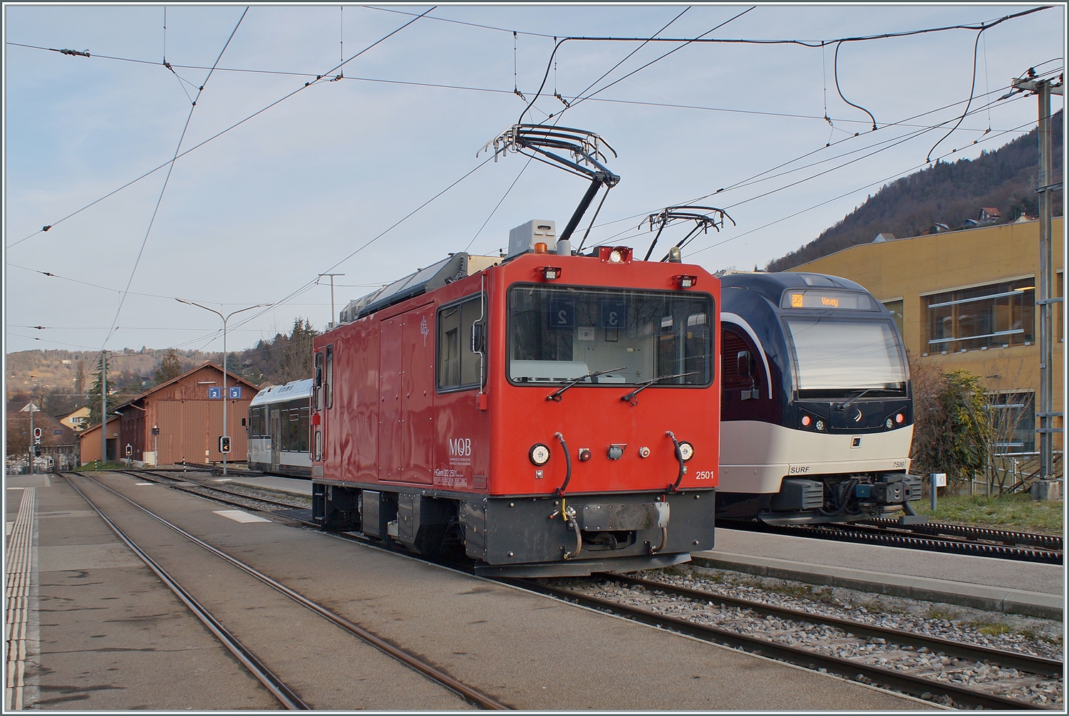 Der MOB HGem 2/2 2501 (ex CEV MVR) - wohl auf einer Schulungsfahrt - steht in Blonay-. 

31.Jan. 2024