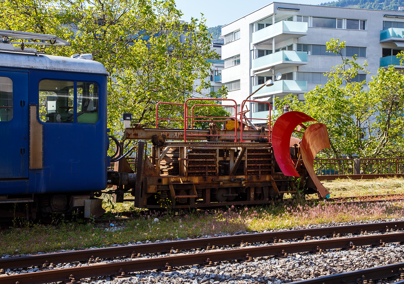 Der MOB Schneepflug X 12 vor dem Triebwagen BDe 4/4 3006 wartet am 26 Mai 2023 in Vevey noch auf Schnee.

Der Schneepflug wurde 1964 in den Werkstätten der MOB auf ein altes SWS Drehgestell (vom B4 48) aufgebaut. 

Der doppelseitige Pflugkeil lässt sich hydraulisch heben. Beidseitig ausklappbare Zusatzflügel. Der Pflug wird während der Fahrt nicht bedient, er kann aber gehoben und gesenkt werden. Um auf das hohe Gewicht von 12 t (6t Achsdruck)  zu kommen, sind liegen geschichtet in zwei Boxen etliche Schienenstücke (Ballast 6,2 t). Im Jahr 2014 beikam der Pflug neue elektrische Anschlüsse, Hydraulikleitung und Hydraulikzylinder.

TECHNISCHE DATEN:
Hersteller/ Erbauer: MOB
Spurweite: 1.000 mm
Anzahl der Achsen: 2 
Länge über Puffer: 4.520 mm (bzw. 5.610 mm über Pflugkeil)
Breite: 2.800 mm
Achsabstand: 2.300 mm
Laufraddurchmesser: 750 mm (neu)
Eigengewicht: 12t
V max: 50 km/h
Max Schneeräum Höhe / Breite: 1.150 mm / 3.400 mm

Quellen: x-rail.ch