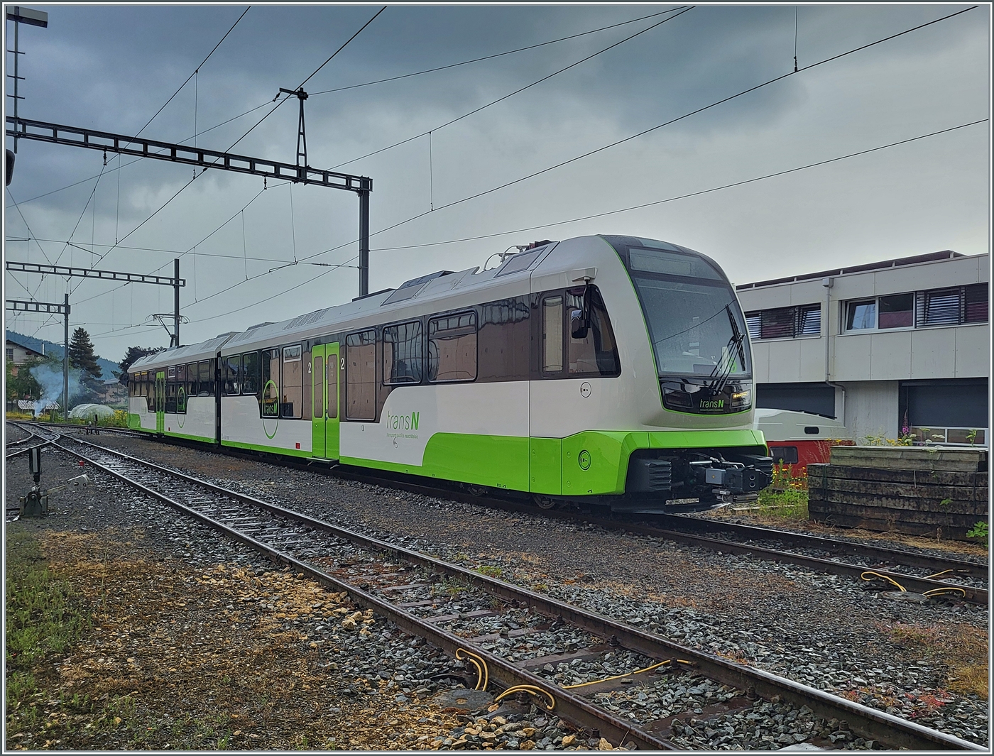 Der neue TransN ABe 4/8 N° 9 seht in Les Ponts de Martel, während für den Planverkehr zu diesem Zeitpunkt (noch) die beiden BDe 4/4 6 und 8 im Einsatz stehen. Das Bild entstand an der Ecke des Dépôts, welches bis zu diesem Punkt frei zugänglich ist (Fahrradparkplatz).

26. Juni 2024