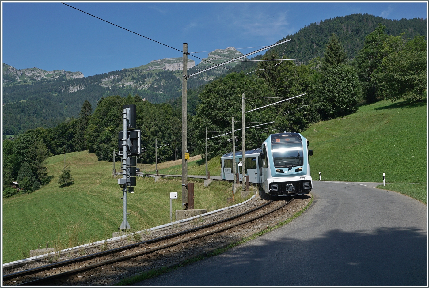 Der neune TPC ABe 4/8 473 mit der gefälligen  Glaqcier 3000  Werbung ist bei Les Planches auf der Fahrt nach Aigle.

27. Juli 2024