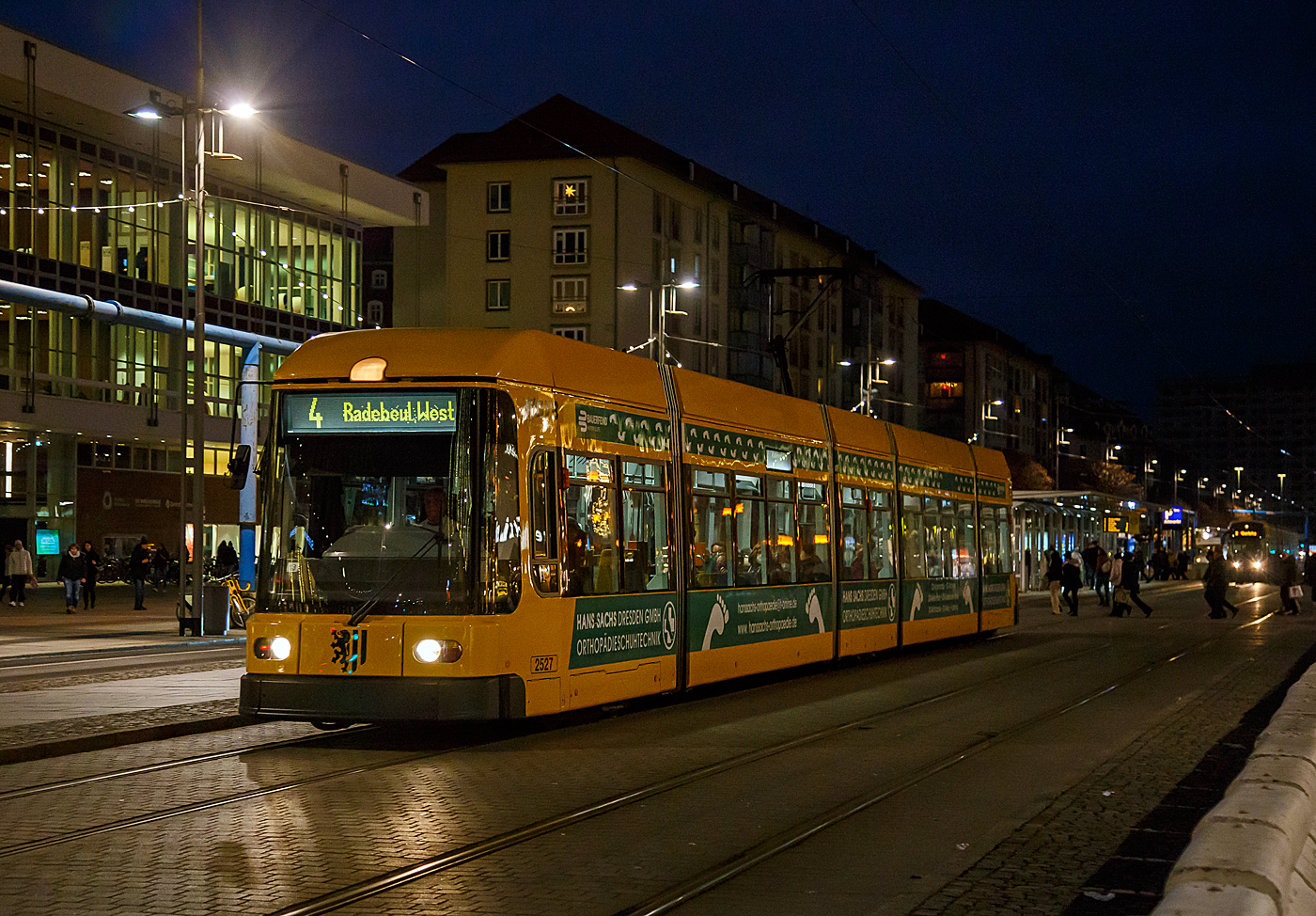 Der Niederflurgelenktriebwagen 2527 der Dresdner Verkehrsbetriebe AG (DVB) fhrt am 06.12.2022 von der Station Altmarkt (beim Dresdner Striezelmarkt) als Linie 4 weiter in Richtung Radebeul West.

Der Treibwagen vom Typ NGT D 6 DD – ER (Niederflurgelenktriebwagen, Drehgestell, 6 Achsen, Typ Dresden, Einrichtungswagen bzw. fr eine Fahrtrichtung) wurde 1997 von DWA in Bautzen /auch Siemens, ADtranz, DUEWAG waren beteiligt) gebaut.
