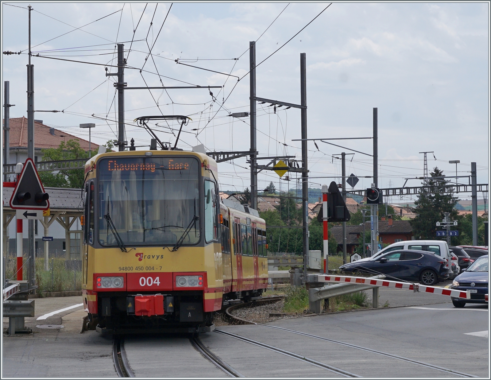 Der OC/TRAVAYS Be 4/8 004 (0948000 450 004-7 GT8-100D/2S) ist in Chavornay angekommen und wird in Kürze nach Orbe zurückfahren. Gut zu erkennen das  Bügelsenksignal ; ist doch die OC mit Gleichstrom elektrifiziert. A propos Fahrleitung, einige Tage nach dieser Aufnahme blieb leider der Pantograf mit den wohl etwas zu kleinen Hörnern in der Fahrleitung hängen; und die doch recht kleinen Hörner sind auf diesem Bild doch recht gut zu erkennen. 

4. Juli 2022 