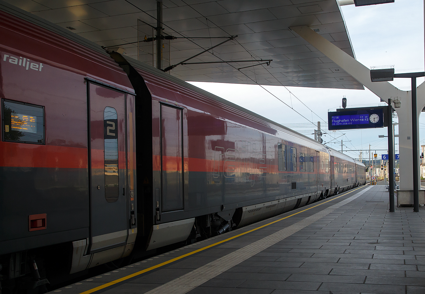 Der ÖBB-Railjet 1. Klasse-Wagen /Speisewagen A-ÖBB 73 81 85-90 535-8  ARbmpz am 12.09.2022 im Hauptbahnhof Salzburg.
Von diesen Wagen wurden 60 Stück zwischen 2008 und 2016 von Siemens in Wien (ehemals SGP - Simmering-Graz-Pauker AG) gebaut.

Der ARbmpz-Wagen verfügt über ein Restaurant mit Küche und 14 Sitzplätzen. Die Toiletten ist Rollstuhlgerecht, zudem gibt es einen Infopoint. Die Einstiege des ARbmpz-Wagens sind mit Behindertenliften ausgerüstet, die unmittelbar an den Rollstuhlbereich angrenzen und über die den Rollstuhlfahrern der Zugang ins Fahrzeug vom Bahnsteig aus ermöglicht wird. Die Bedienung des Behindertenlifts erfolgt ausschließlich durch geschultes Personal (Zugbegleiter). Die Tragkraft des Behindertenliftes beträgt 300 kg. Der ARbmpz-Wagen ist am Wagenende 1 mit Ladetüren ausgerüstet, über die der Wagen mit den Catering-Trolleys für das Restaurant beladen werden kann. Der Wagen hat 10 Sitzplätze in der First Class, davon sind zwei Klappsitze. Wenn die zwei Klappsitze nicht genutzt werden, stehen drei Rollstuhlplätze zur Verfügung.

Der Wagenkasten ist eine Schweißkonstruktion aus Profilen und Blechen (Differentialbauweise). Die Einzelteile sind mehrheitlich aus Baustahl und ferritischem rostfreien Stahl hergestellt. Der Untergestell-Rahmen ist eine Schweißkonstruktion, bestehend aus gewalzten Stahlprofilen, Abkantprofilen und Stahlblechteilen. Der Untergestell-Rahmen bildet mit den Seitenwänden, dem Dach und den Stirnwänden eine tragende Einheit. Ein Wellblech an der Unterseite dieser Konstruktion schließt das Untergestell ab. An den beiden Wagenenden befinden sich die Kopfstücke für die Aufnahme der Kurzkupplung.

Fahrwerk          
Die Drehgestellfamilie SF400, luftgefederte Laufdrehgestelle, wurde für den Einsatz in lokbespannten Reisezügen im Wendezugbetrieb entwickelt. Optimales Laufverhalten im Hinblick auf Stabilität, Komfort und Entgleisungssicherheit sowie hohe Zuverlässigkeit und niedrige Betriebskosten sind Merkmale dieses Drehgestelltyps.   
Das gegenständliche Drehgestell SF400 ÖBB-railjet ist ein Drehgestell mit drei Bremsscheiben, Magnetschienenbremse und ist lauf- und bremstechnisch abgestimmt auf eine max. Betriebsgeschwindigkeit von 230 km/h.                      

Das Drehgestell besteht aus den folgenden Hauptkomponenten:
- Drehgestellrahmen
- Laufradsatz, Radsatzlager, Radsatzführung/Primärfeder
- Luftfedersystem, Querfeder, Drehdämpfer, Wankstabilisator
- Längsmitnahme, Querspielbegrenzung, Drehzapfen
- Scheibenbremse, Parkbremse (Federspeicherbremse), MG-Bremse
- Zugsicherung (Antennen, nur Steuerwagen Afmpz)
- Sandung (nur Steuerwagen Afmpz), Spurkranzschmierung
(nur Steuerwagen Afmpz)
- Druckluftverrohrung, Verkabelung, Erdungskontakt

TECHNISCHE DATEN (ARbmpz): 
Spurweite 1.435 mm
Länge über Puffer: 26.500 mm
Drehzapfenabstand: 19.000 mm 
Achsabstand im Drehgestell: 2.500 mm 
Raddurchmesser: 920 mm (neu) / 860 mm (abgenutzt)
Drehgestell: SF400
Wagenhöhe über SO: 4.050 mm
Wagenbreite: 2.825 mm
Fußbodenhöhe Abteil über SO: 1.250 mm
Lichte Weite Einstieg: 1 x 850 mm
Lichte Weite Übergang: 1.100 mm
Höchstgeschwindigkeit: 230 km/h (lauftechnisch 250 km/h möglich)
Min. Kurvenradius: 150 m
Eigengewicht: 52  t
Sitzplätze: 10 (First Class / 1.Klasse) / 3 Rollstuhlplätze / 14 Restaurant
Toiletten: 1 (Rollstuhlgerecht)
Bremse: KE-PR-Mg (D) 
Bremsanlage: 3 Scheiben pro Achse + Mg