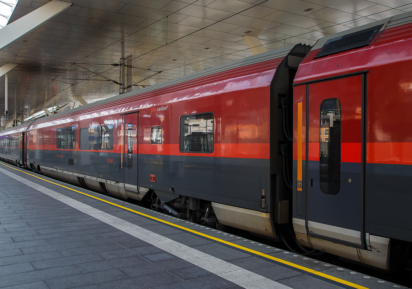 Der ÖBB-Railjet 1. Klasse-Wagen /Speisewagen A-ÖBB 73 81 85-90 535-8  ARbmpz am 12.09.2022 im Hauptbahnhof Salzburg.
Von diesen Wagen wurden 60 Stück zwischen 2008 und 2016 von Siemens in Wien (ehemals SGP - Simmering-Graz-Pauker AG) gebaut.

Der ARbmpz-Wagen verfügt über ein Restaurant mit Küche und 14 Sitzplätzen. Die Toiletten ist Rollstuhlgerecht, zudem gibt es einen Infopoint. Die Einstiege des ARbmpz-Wagens sind mit Behindertenliften ausgerüstet, die unmittelbar an den Rollstuhlbereich angrenzen und über die den Rollstuhlfahrern der Zugang ins Fahrzeug vom Bahnsteig aus ermöglicht wird. Die Bedienung des Behindertenlifts erfolgt ausschließlich durch geschultes Personal (Zugbegleiter). Die Tragkraft des Behindertenliftes beträgt 300 kg. Der ARbmpz-Wagen ist am Wagenende 1 mit Ladetüren ausgerüstet, über die der Wagen mit den Catering-Trolleys für das Restaurant beladen werden kann. Der Wagen hat 10 Sitzplätze in der First Class, davon sind zwei Klappsitze. Wenn die zwei Klappsitze nicht genutzt werden, stehen drei Rollstuhlplätze zur Verfügung.

Der Wagenkasten ist eine Schweißkonstruktion aus Profilen und Blechen (Differentialbauweise). Die Einzelteile sind mehrheitlich aus Baustahl und ferritischem rostfreien Stahl hergestellt. Der Untergestell-Rahmen ist eine Schweißkonstruktion, bestehend aus gewalzten Stahlprofilen, Abkantprofilen und Stahlblechteilen. Der Untergestell-Rahmen bildet mit den Seitenwänden, dem Dach und den Stirnwänden eine tragende Einheit. Ein Wellblech an der Unterseite dieser Konstruktion schließt das Untergestell ab. An den beiden Wagenenden befinden sich die Kopfstücke für die Aufnahme der Kurzkupplung.

Fahrwerk          
Die Drehgestellfamilie SF400, luftgefederte Laufdrehgestelle, wurde für den Einsatz in lokbespannten Reisezügen im Wendezugbetrieb entwickelt. Optimales Laufverhalten im Hinblick auf Stabilität, Komfort und Entgleisungssicherheit sowie hohe Zuverlässigkeit und niedrige Betriebskosten sind Merkmale dieses Drehgestelltyps.   
Das gegenständliche Drehgestell SF400 ÖBB-railjet ist ein Drehgestell mit drei Bremsscheiben, Magnetschienenbremse und ist lauf- und bremstechnisch abgestimmt auf eine max. Betriebsgeschwindigkeit von 230 km/h.                      

Das Drehgestell besteht aus den folgenden Hauptkomponenten:
- Drehgestellrahmen
- Laufradsatz, Radsatzlager, Radsatzführung/Primärfeder
- Luftfedersystem, Querfeder, Drehdämpfer, Wankstabilisator
- Längsmitnahme, Querspielbegrenzung, Drehzapfen
- Scheibenbremse, Parkbremse (Federspeicherbremse), MG-Bremse
- Zugsicherung (Antennen, nur Steuerwagen Afmpz)
- Sandung (nur Steuerwagen Afmpz), Spurkranzschmierung
(nur Steuerwagen Afmpz)
- Druckluftverrohrung, Verkabelung, Erdungskontakt

TECHNISCHE DATEN (ARbmpz): 
Spurweite 1.435 mm
Länge über Puffer: 26.500 mm
Drehzapfenabstand: 19.000 mm 
Achsabstand im Drehgestell: 2.500 mm 
Raddurchmesser: 920 mm (neu) / 860 mm (abgenutzt)
Drehgestell: SF400
Wagenhöhe über SO: 4.050 mm
Wagenbreite: 2.825 mm
Fußbodenhöhe Abteil über SO: 1.250 mm
Lichte Weite Einstieg: 1 x 850 mm
Lichte Weite Übergang: 1.100 mm
Höchstgeschwindigkeit: 230 km/h (lauftechnisch 250 km/h möglich)
Min. Kurvenradius: 150 m
Eigengewicht: 52  t
Sitzplätze: 10 (First Class / 1.Klasse) / 3 Rollstuhlplätze / 14 Restaurant
Toiletten: 1 (Rollstuhlgerecht)
Bremse: KE-PR-Mg (D) 
Bremsanlage: 3 Scheiben pro Achse + Mg