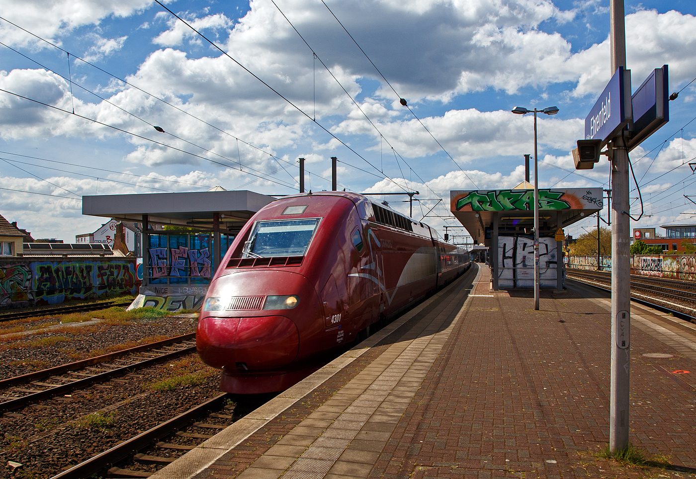 Der PBKA Thalys 4301 (TGV Series 43000) (93 88 0043 010-x B-TH etc.) fährt am 30.04.2023, als Thalys 9423 von Paris Gare du Nord (Paris Nord) via Bruxelles-Midi (Brüssel-Süd), Liège-Guillemins (Lüttich) und Aachen Hbf nach Köln Hbf, durch den Bahnhof Köln-Ehrenfeld in Richtung Köln Hbf, welchen er dann bald erreicht.